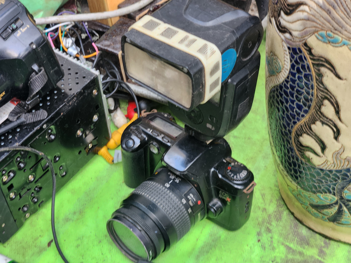 Nhiều mặt hàng đã lỗi thời nên ngay cả trong các trung tâm điện máy chính hãng cũng không có được. Sở dĩ linh kiện ở đây phong phú và có giá rẻ là nhờ nguồn cung cấp từ những thiết bị hỏng chi tiết nào đó, được mua về để lấy linh kiện, hoặc những mặt hàng dùng để thử nghiệm ở nước ngoài, nhập về Việt Nam.