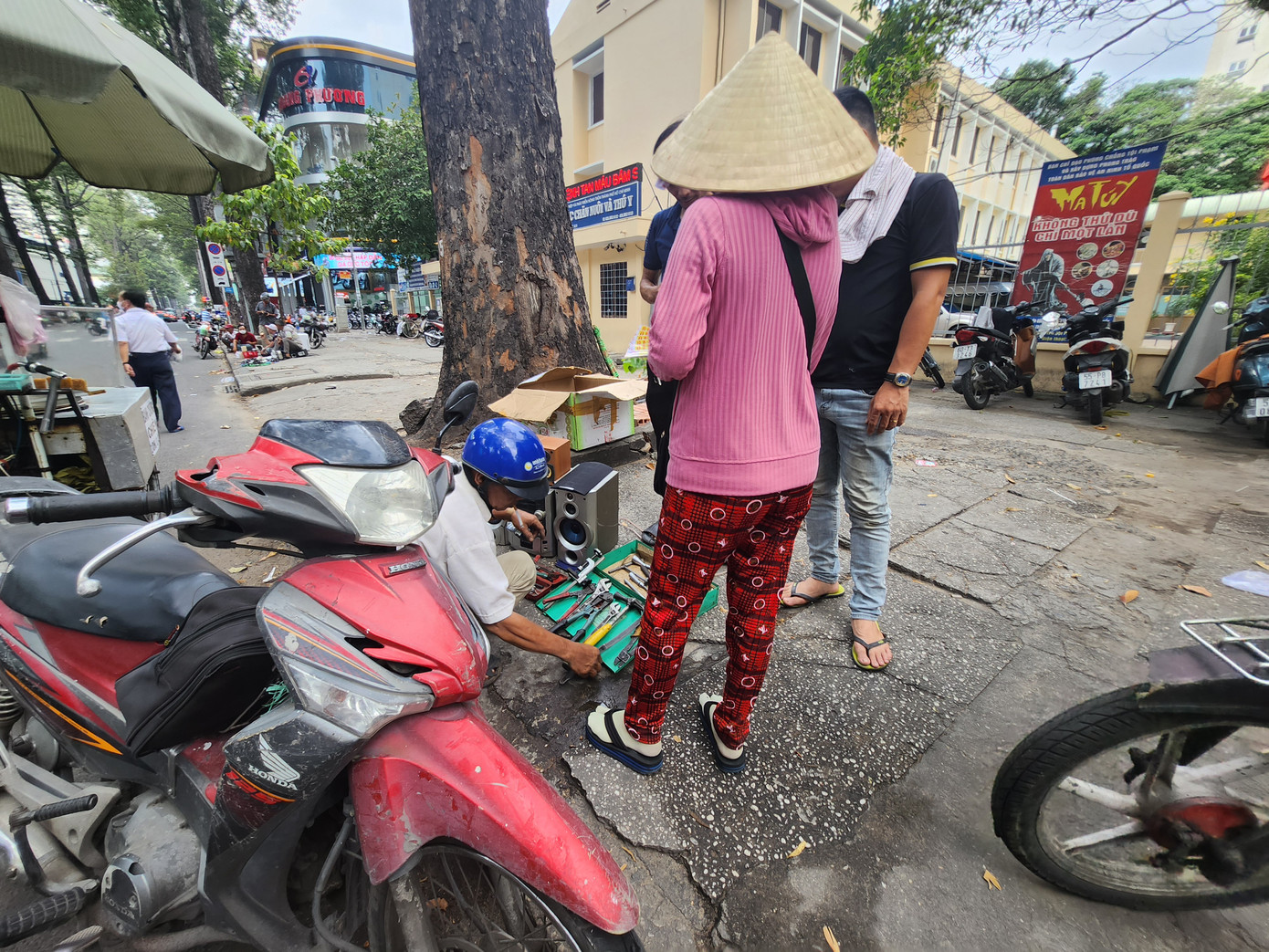 Khu chợ này hoạt động cả ngày và không có sạp hàng hay địa chỉ, đơn giản là trải tấm bạt trên vỉa hè và bày hàng ra.