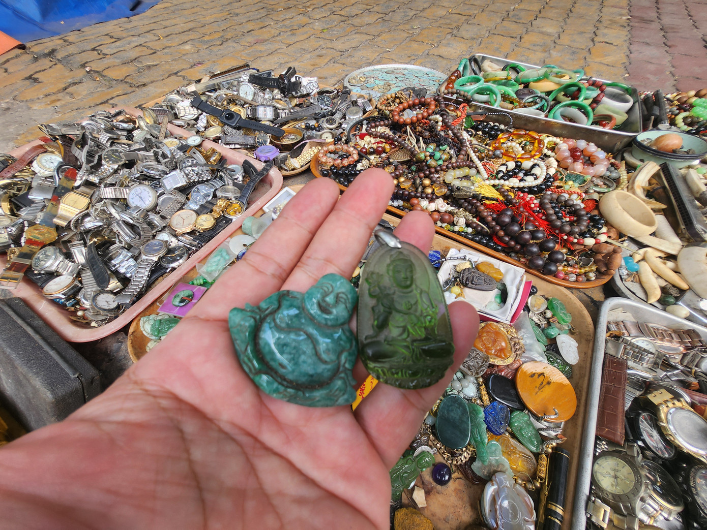 Chợ Nhật Tảo còn có cả mặt hàng tâm linh, phong thuỷ... Nhìn chung chỉ cần vài trăm ngàn trong túi, thậm chí vài chục ngàn đồng vẫn có thể tự tin... trả giá. Một trong những điều khiến khách hàng thích khu chợ này là họ có thể mặc cả, trả giá mà không sợ bị người bán phản ứng. Một người bán hàng tại đây lý giải, hàng mua theo giá "ve chai", cân ký, nên giá bán rẻ, người bán tính toán có lời một ít là được.