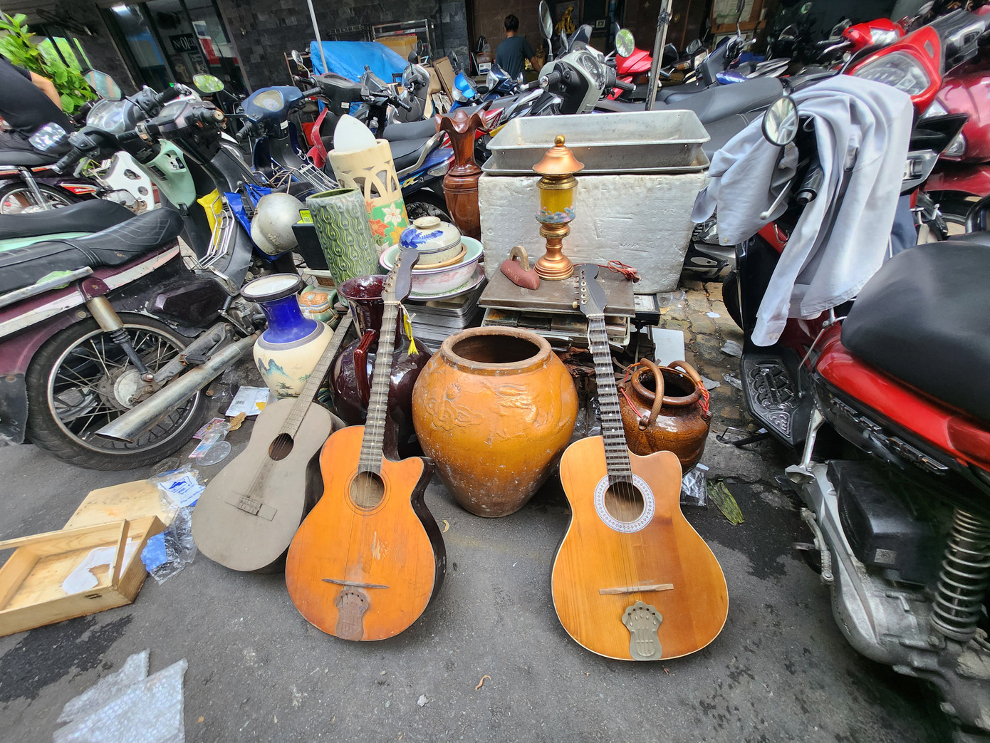 Chợ trời Nhật Tảo gắn liền với mặt hàng điện tử, điện máy, linh kiện điện tử. Ngoài ra còn có các mặt hàng khác như đồ gia dụng, trang sức lẫn các món không tên. Theo những người bán, nguồn hàng từ các cá nhân, gia đình thải ra hoặc từ nguồn thu gom "ve chai". Sau khi mua vào, người bán sẽ phân loại hàng nào còn dùng được, hàng nào sẽ rã ra lấy phụ kiện…