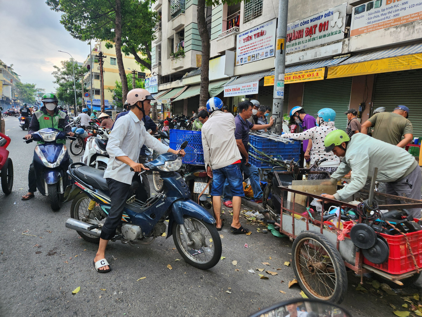 Khu chợ này này thu hút khá đông khách hàng, kẻ mua người bán nườm nượp suốt ngày. Trên vỉa hè trục đường Lý Nam Đế, 3/2, Vĩnh Viễn, Hoà Hảo, Tân Phước... thuộc hai quận 11 và 10 rất dễ bắt gặp những người bán đồ cũ như thế này.