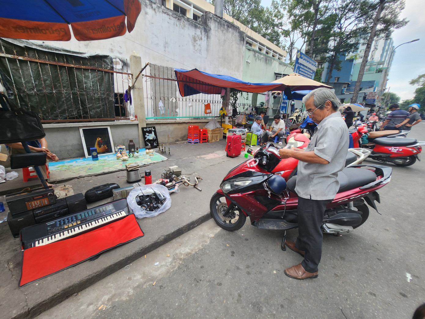"Nhà tôi có cây đàn điện bị hư vài phím, tôi ra đây tìm mua cây đàn cũ để về thay linh kiện. Ra đây đồ cơ bản là phải biết mua, biết nhìn hàng, đánh giá chất lượng... thì mới mua đúng hàng, đúng giá. Chợ này tôi thấy bán hai kiểu là được thử tại chỗ và "mua mù". Mua mù là hên xui, không được thử hàng" ông Lê Phước Thành, nhà huyện Hóc Môn chia sẻ.