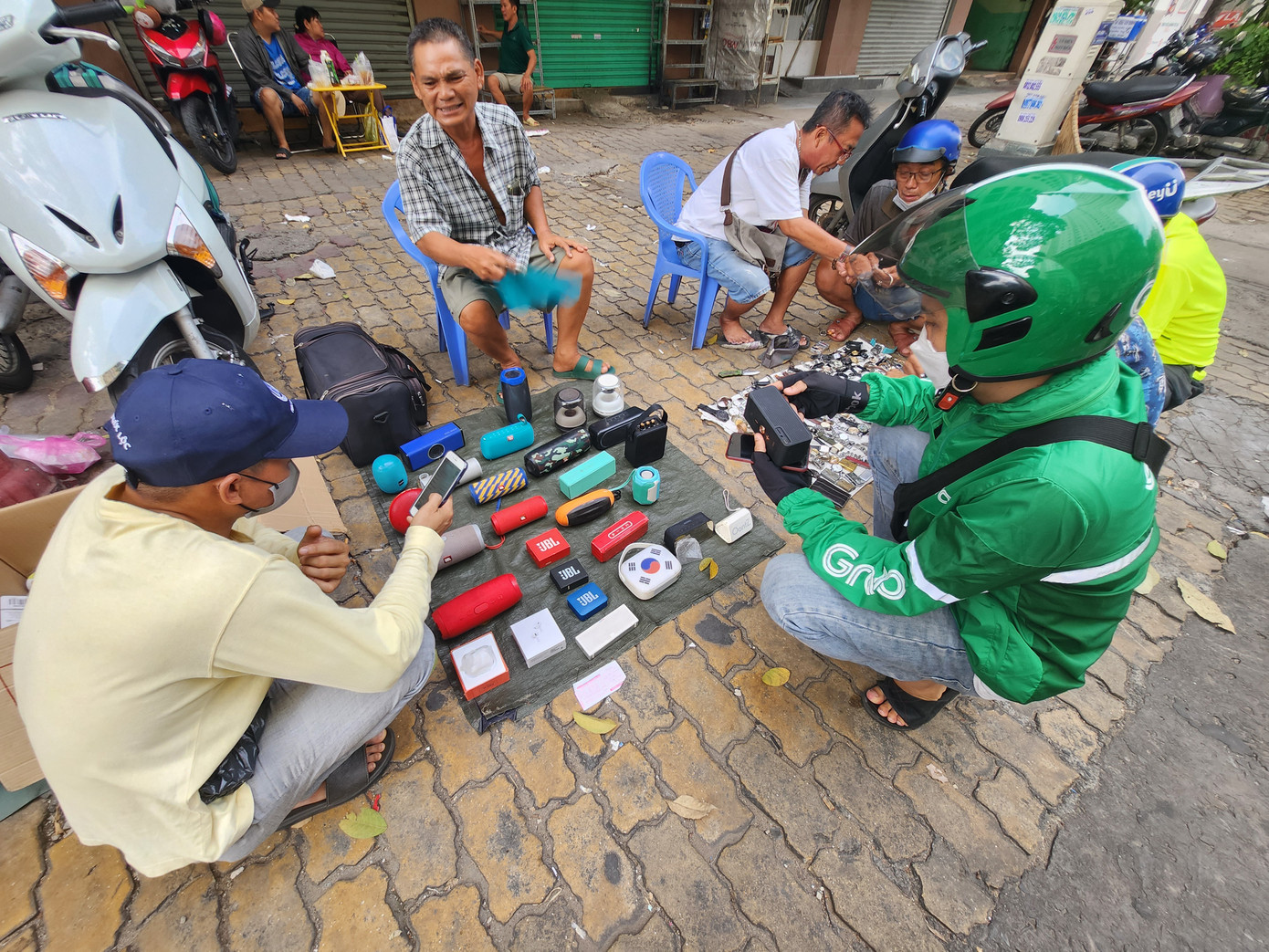 Tại chợ đồ cũ Nhật Tảo, khách có thể tìm thấy những món đồ độc đáo, có giá trị cả về mặt lịch sử và thầm mĩ. Trong ảnh, chiếc loa di động thương hiệu nổi tiếng được kêu giá 400 nghìn đồng và chốt bán ở mức 200.000 đồng. "Nói thiệt thấy thích thì mua, nghe thử cũng ổn và chỉ mất 200.000 đồng. Theo tôi thấy, mua với mức giá đó là người bán đã lời nhiều rồi. Mấy đồ cũ này mua lại rẻ lắm, nên ra đây trả kiểu nào cũng bán, quan trọng là người mua có mạnh miệng trả giá hay không thôi", anh Phong, người vừa mua chiếc loa nói.