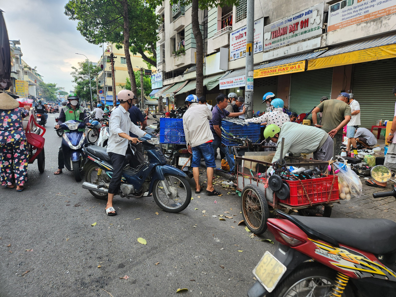 Khu chợ này này thu hút khá đông khách hàng, kẻ mua người bán nườm nượp suốt ngày. Trên vỉa hè trục đường Lý Nam Đế, 3/2, Vĩnh Viễn, Hoà Hảo, Tân Phước... thuộc hai quận 11 và 10 rất dễ bắt gặp những người bán đồ cũ như thế này.