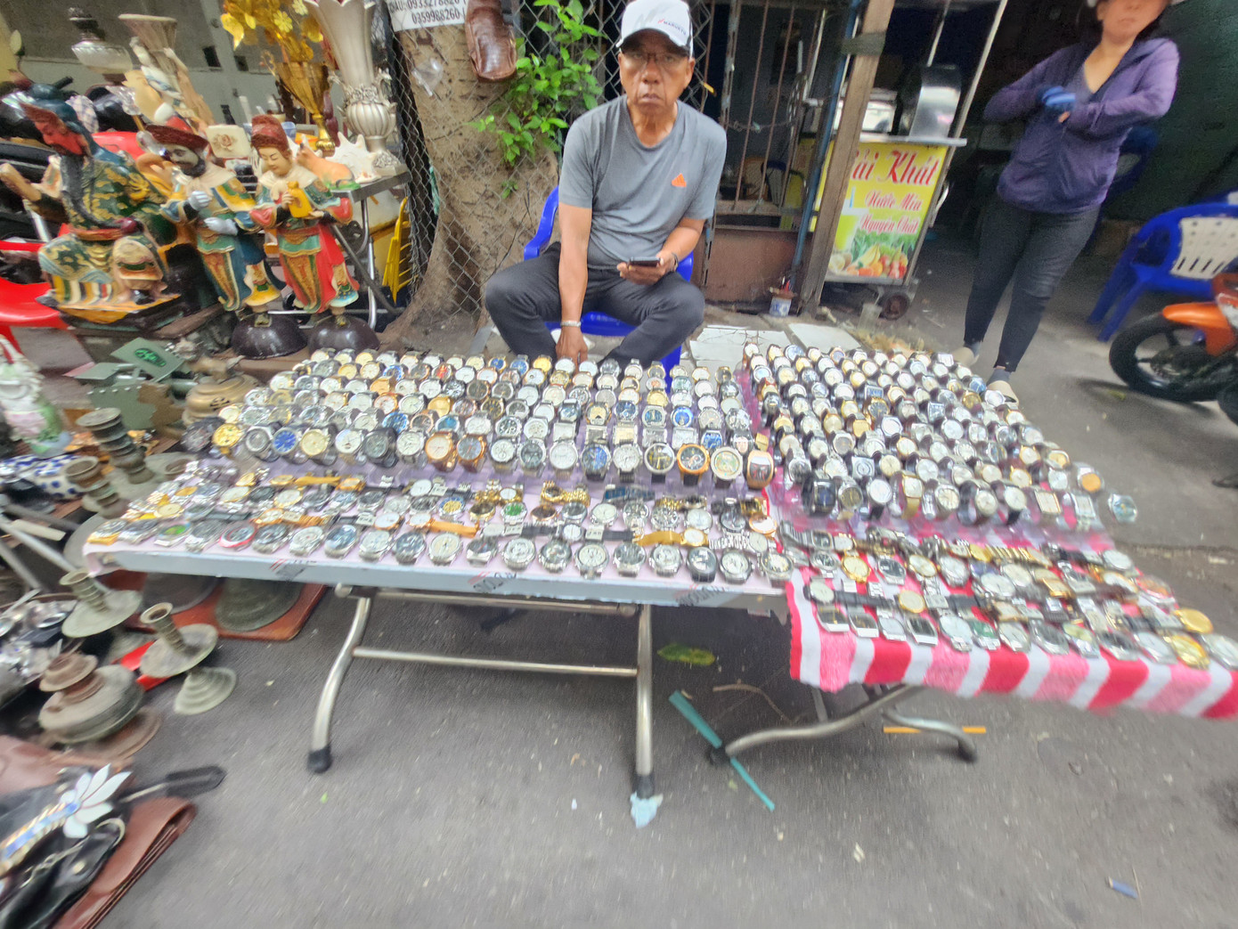 Theo giá ghi trên từng chiếc đồng hồ, mỗi chiếc được niêm yết giá từ một cho đến cả chục triệu với nhiều thương hiệu nổi tiếng trên thế giới.