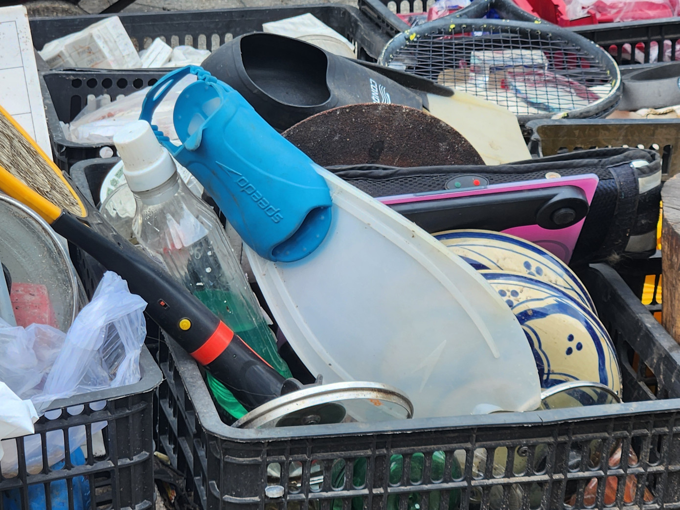 Tại góc đường Lý Nam Đế-Tân Phước, có những sọt hàng "tạp pí lù", không theo một nhóm sản phẩm cố định nào.