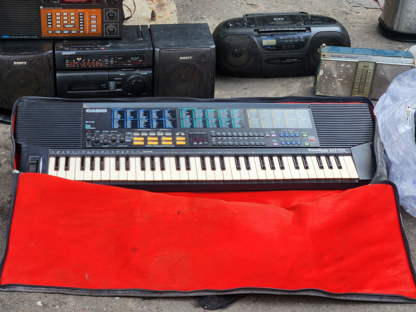 "Nhà tôi có cây đàn điện bị hư vài phím, tôi ra đây tìm mua cây đàn cũ để về thay linh kiện. Ra đây đồ cơ bản là phải biết mua, biết nhìn hàng, đánh giá chất lượng... thì mới mua đúng hàng, đúng giá. Chợ này tôi thấy bán hai kiểu là được thử tại chỗ và "mua mù". Mua mù là hên xui, không được thử hàng" ông Lê Phước Thành, nhà huyện Hóc Môn chia sẻ.