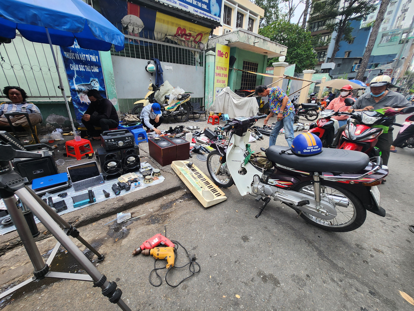 "Nhà tôi có cây đàn điện bị hư vài phím, tôi ra đây tìm mua cây đàn cũ để về thay linh kiện. Ra đây đồ cơ bản là phải biết mua, biết nhìn hàng, đánh giá chất lượng... thì mới mua đúng hàng, đúng giá. Chợ này tôi thấy bán hai kiểu là được thử tại chỗ và "mua mù". Mua mù là hên xui, không được thử hàng" ông Lê Phước Thành, nhà huyện Hóc Môn chia sẻ.