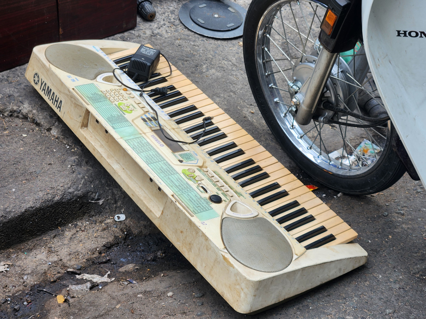 "Nhà tôi có cây đàn điện bị hư vài phím, tôi ra đây tìm mua cây đàn cũ để về thay linh kiện. Ra đây đồ cơ bản là phải biết mua, biết nhìn hàng, đánh giá chất lượng... thì mới mua đúng hàng, đúng giá. Chợ này tôi thấy bán hai kiểu là được thử tại chỗ và "mua mù". Mua mù là hên xui, không được thử hàng" ông Lê Phước Thành, nhà huyện Hóc Môn chia sẻ.