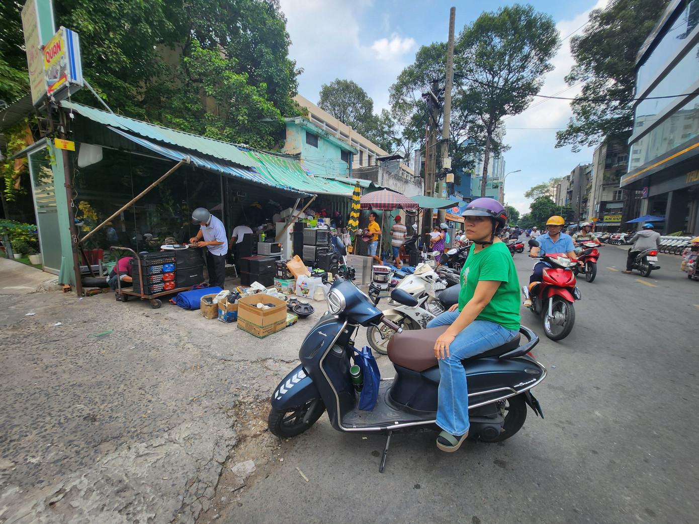 Nhật Tảo còn là chợ đầu mối của rất nhiều cửa hàng điện tử, vi tính, các phố mua bán linh kiện, máy móc rải rác khắp thành phố lẫn các tỉnh lân cận. Bên cạnh đó, "rác điện tử" cũng là mặt hàng được kinh doanh rất sôi nổi ở đây, tập trung tại một khu riêng biệt nằm sát trung tâm của chợ. Đây cũng là nơi tập trung rất nhiều tay thợ lành nghề trong việc sửa chữa các loại mặt hàng điện tử. Dân chuyên về điện tử, vi tính thường xuyên lui tới đây bởi nhiều nguồn hàng giá rất rẻ luôn sẵn sàng cho người đam mê nghiên cứu.