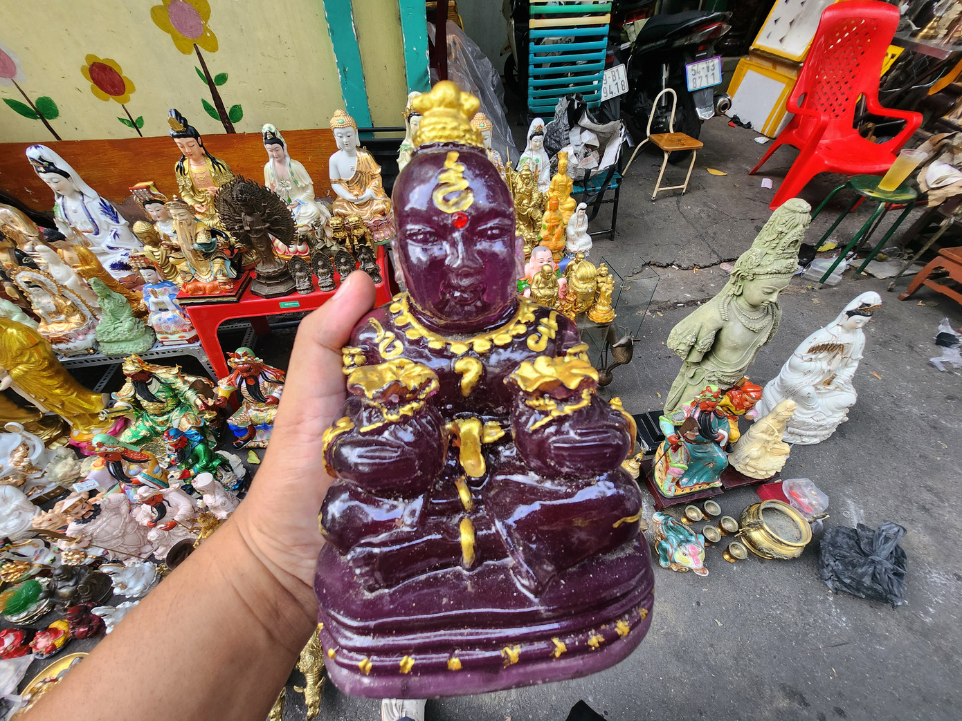 Chợ Nhật Tảo còn có cả mặt hàng tâm linh, phong thuỷ... Nhìn chung chỉ cần vài trăm ngàn trong túi, thậm chí vài chục ngàn đồng vẫn có thể tự tin... trả giá. Một trong những điều khiến khách hàng thích khu chợ này là họ có thể mặc cả, trả giá mà không sợ bị người bán phản ứng. Một người bán hàng tại đây lý giải, hàng mua theo giá "ve chai", cân ký, nên giá bán rẻ, người bán tính toán có lời một ít là được.