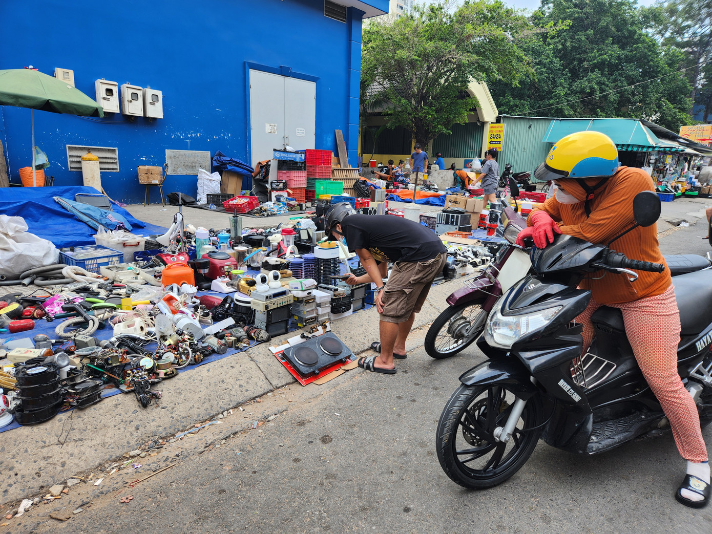 Tại góc đường Lý Nam Đế-Tân Phước, có những sọt hàng "tạp pí lù", không theo một nhóm sản phẩm cố định nào.