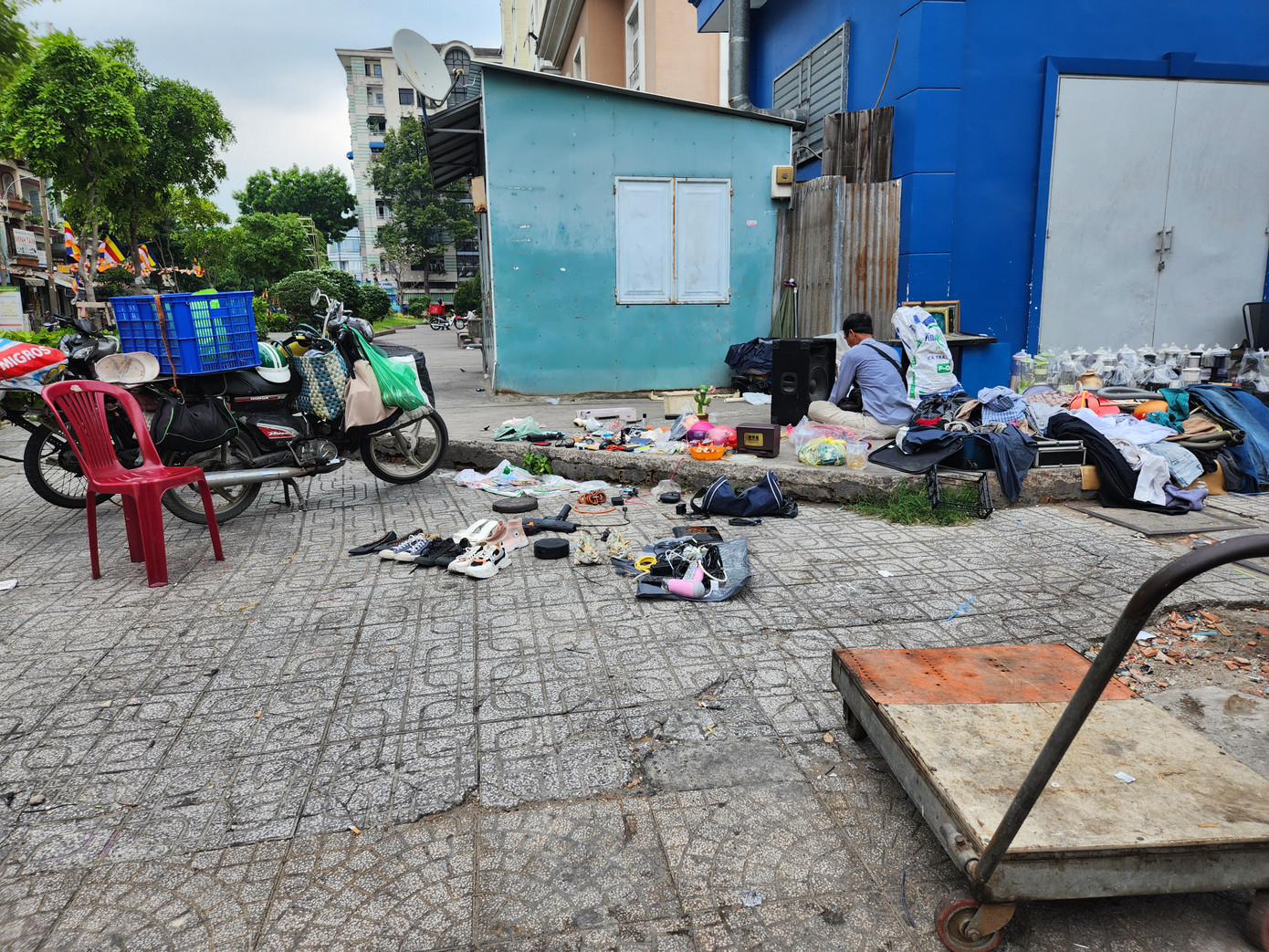 Tại góc đường Lý Nam Đế-Tân Phước, có những sọt hàng "tạp pí lù", không theo một nhóm sản phẩm cố định nào.