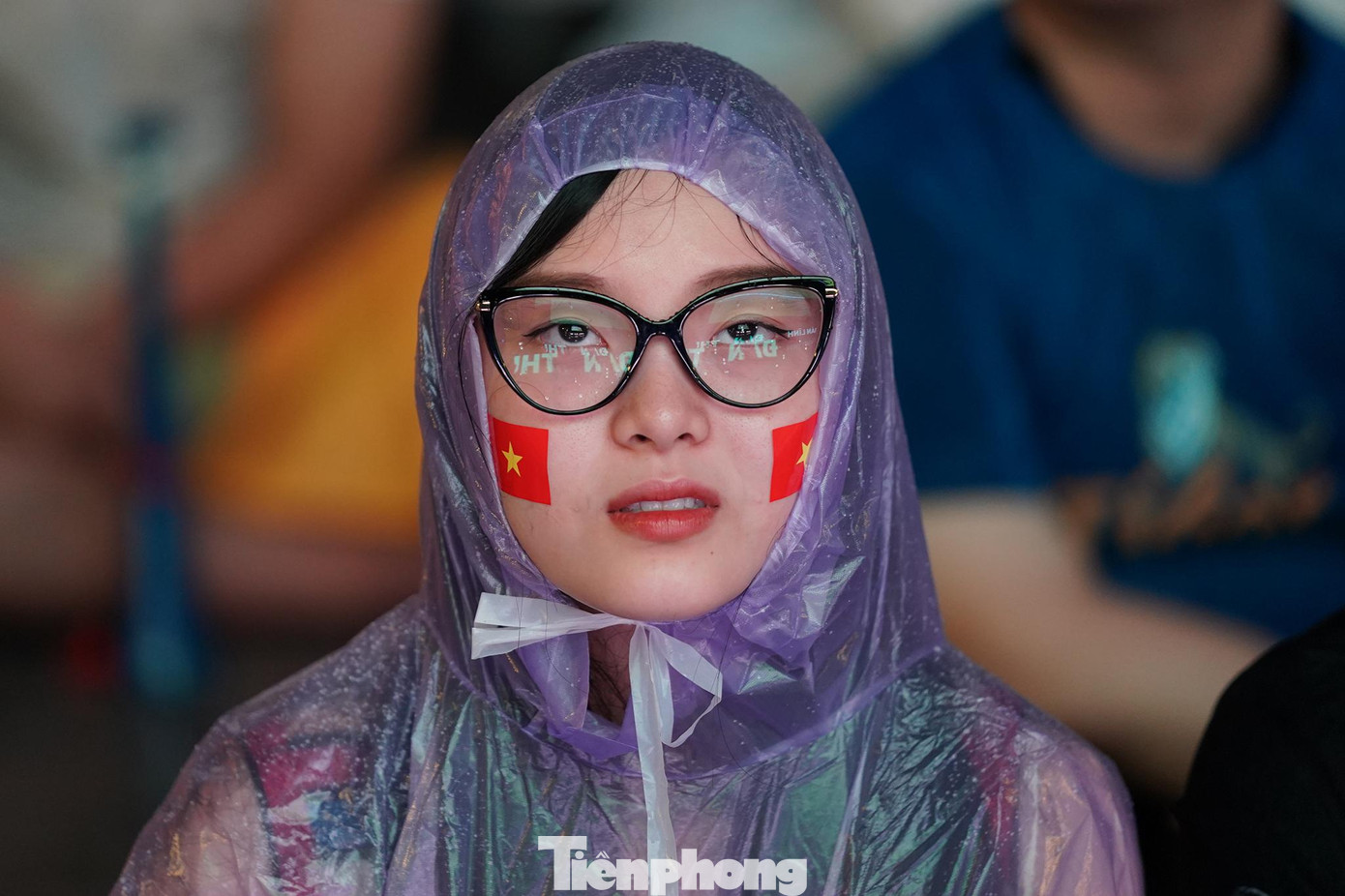 Hình ảnh đáng yêu của một "bóng hồng" cổ vũ đội tuyển trong chiếc áo mưa. Hình ảnh đáng yêu của một "bóng hồng" cổ vũ đội tuyển trong chiếc áo mưa.