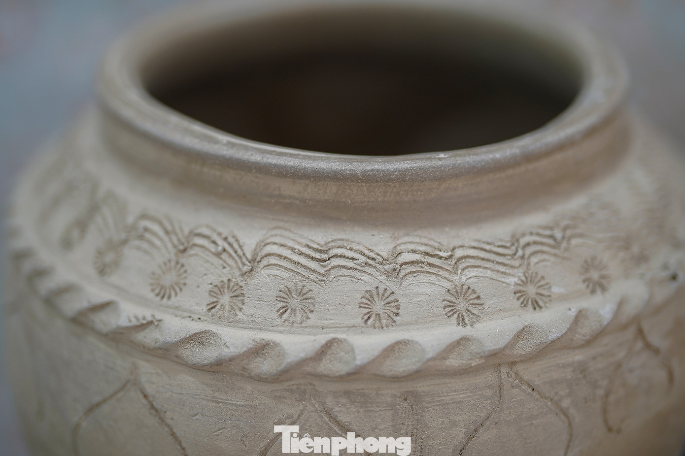 Dựa vào sự khéo léo, tỉ mỉ của người phụ nữ, hình ảnh cái om (nồi đất) gắn liền sinh hoạt của con người, ngày càng được tái hiện sinh động và chân thực dưới bàn tay tài hoa của những nữ nghệ nhân Khmer. Thời hưng thịnh, các sản phẩm của gốm Tri Tôn, An giang có mặt khắp khu vực đồng bằng sông Cửu Long, xuất sang Campuchia và các nước lân cận.