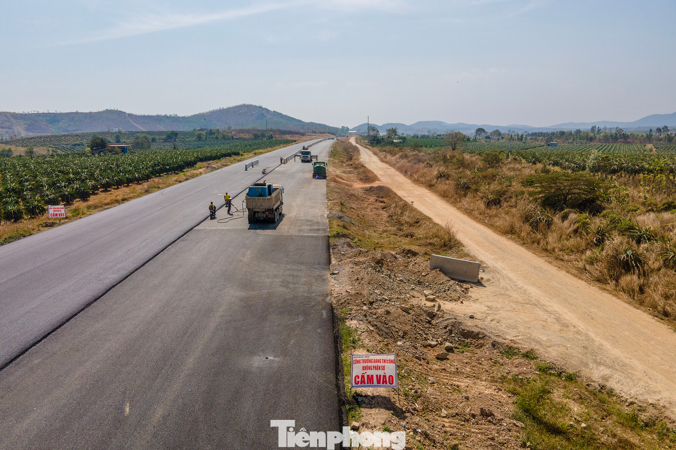 Ban quản lý các dự án phải chỉ đạo các nhà thầu tổ chức thi công hoàn thành công tác thảm bê tông nhựa mặt đường trước ngày 31/3, hoàn thiện các hạng mục còn lại như nút giao, cầu vượt ngang, hệ thống an toàn giao thông... đảm bảo đưa công trình vào khai thác sử dụng trước ngày 30/4.