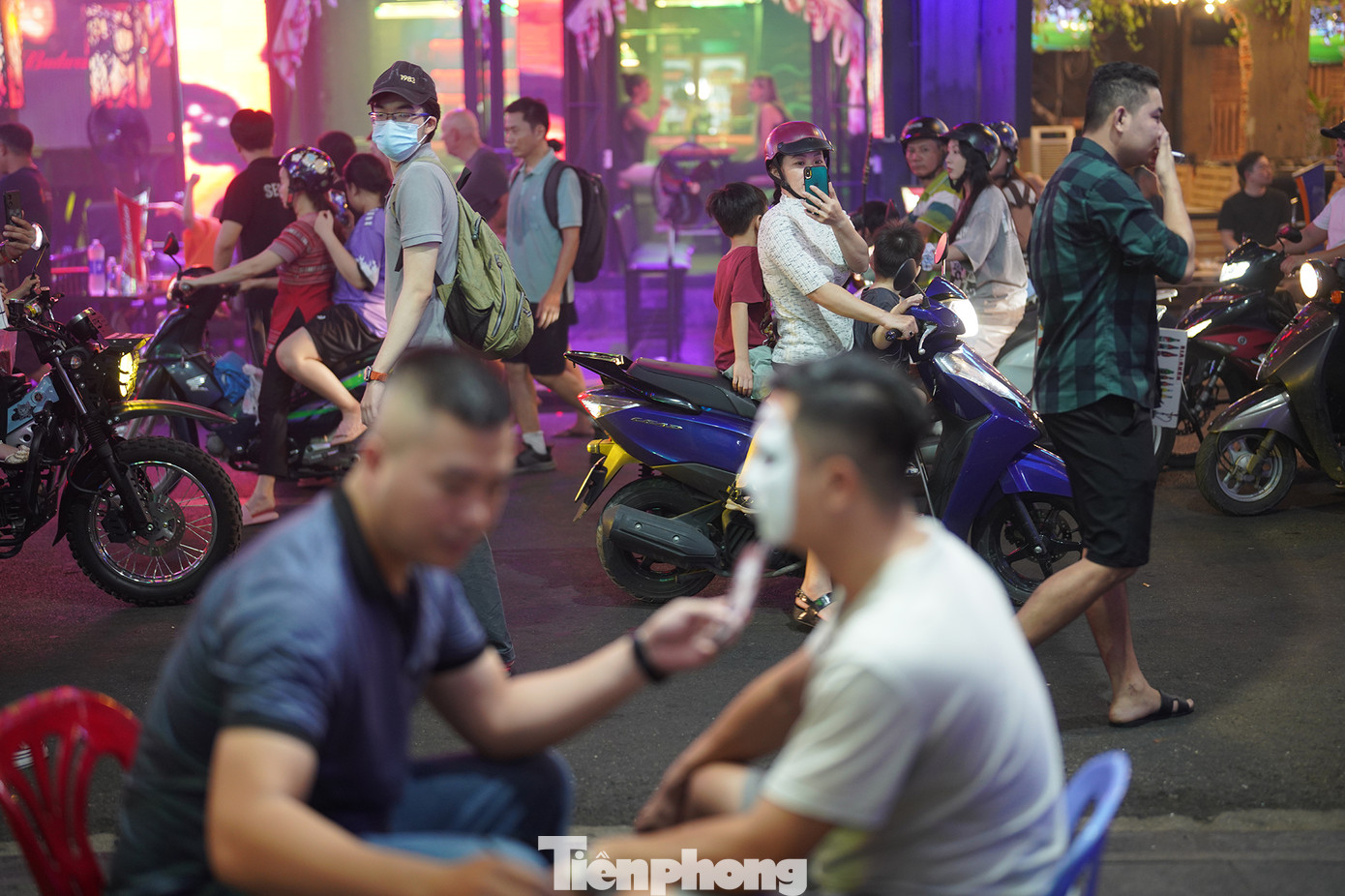 Hai mẹ con bé Nhân (4 tuổi, Quận 1) đứng đợi khá lâu để đến lượt. Nhóm hoạ sĩ bày mẫu mặt trước phòng tranh 101, Bùi Viện để phục vụ những người có nhu cầu. Theo mẹ bé Nhân, năm nay là năm đầu tiên bé tham gia lễ hội và khá thích với mẫu tự chọn.