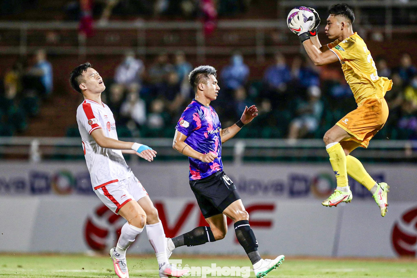 Hòa nhau trong 90 phút, Sài Gòn FC vẫn chôn chân ở vị trí cuối bảng khi bằng điểm với CLB TPHCM như thi đấu nhiều hơn một trận. Nếu không cải thiện được kết quả ở những vòng đấu tới đây, Sài Gòn FC sẽ phải đối diện với nguy cơ rớt hạng. Hòa nhau trong 90 phút, Sài Gòn FC vẫn chôn chân ở vị trí cuối bảng khi bằng điểm với CLB TPHCM như thi đấu nhiều hơn một trận. Nếu không cải thiện được kết quả ở những vòng đấu tới đây, Sài Gòn FC sẽ phải đối diện với nguy cơ rớt hạng.