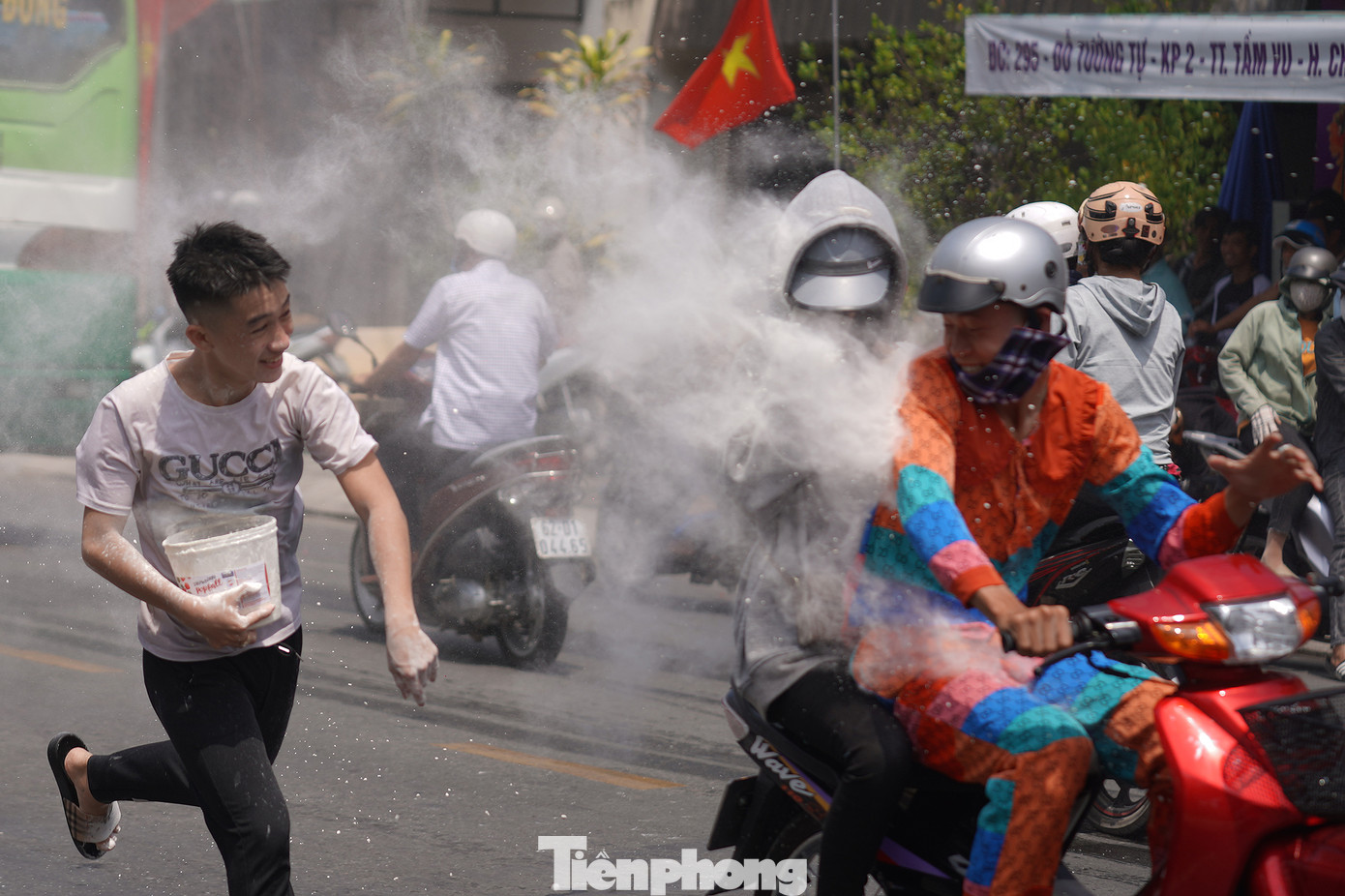 Sau phần tạt nước là phần ném bột mì. Do người tham gia rước lễ quá đông nên lực lượng chức năng địa phương rất vất vả trong điều phối giao thông đi lại.