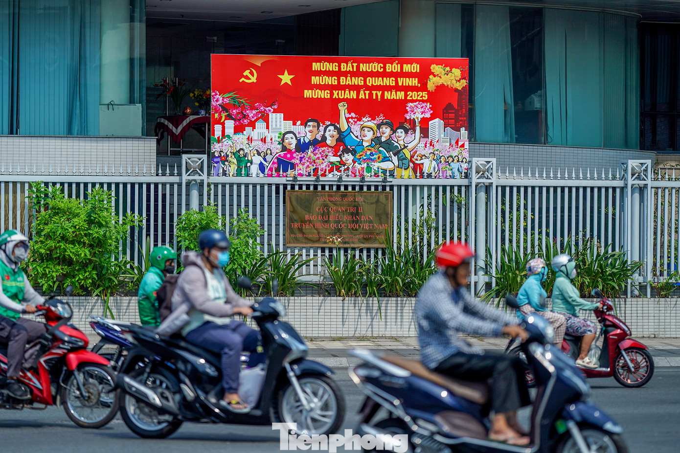 Các biểu ngữ trang trí, tuyên truyền và các hoạt động kỷ niệm 95 năm Ngày thành lập Đảng Cộng sản Việt Nam không chỉ tạo nên không khí vui tươi, phấn khởi trong toàn thành phố trong những ngày đầu năm mới, mà còn góp phần giáo dục truyền thống cách mạng cho các thế hệ, khơi dậy niềm tự hào dân tộc và ý chí quyết tâm xây dựng thành phố ngày càng giàu đẹp, văn minh, hiện đại. Các biểu ngữ trang trí, tuyên truyền và các hoạt động kỷ niệm 95 năm Ngày thành lập Đảng Cộng sản Việt Nam không chỉ tạo nên không khí vui tươi, phấn khởi trong toàn thành phố trong những ngày đầu năm mới, mà còn góp phần giáo dục truyền thống cách mạng cho các thế hệ, khơi dậy niềm tự hào dân tộc và ý chí quyết tâm xây dựng thành phố ngày càng giàu đẹp, văn minh, hiện đại.