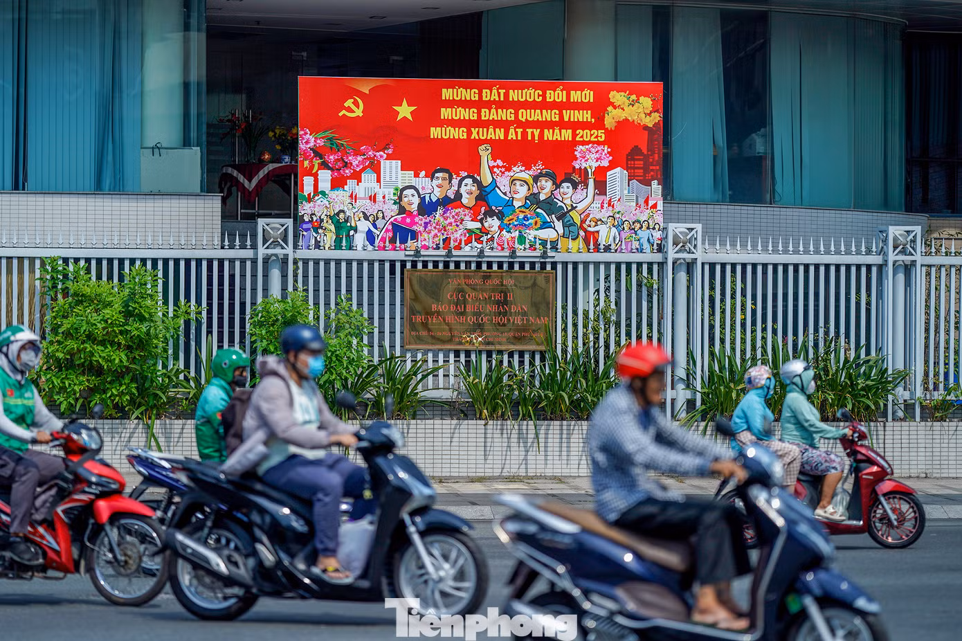 Các biểu ngữ trang trí, tuyên truyền và các hoạt động kỷ niệm 95 năm Ngày thành lập Đảng Cộng sản Việt Nam không chỉ tạo nên không khí vui tươi, phấn khởi trong toàn thành phố trong những ngày đầu năm mới, mà còn góp phần giáo dục truyền thống cách mạng cho các thế hệ, khơi dậy niềm tự hào dân tộc và ý chí quyết tâm xây dựng thành phố ngày càng giàu đẹp, văn minh, hiện đại.