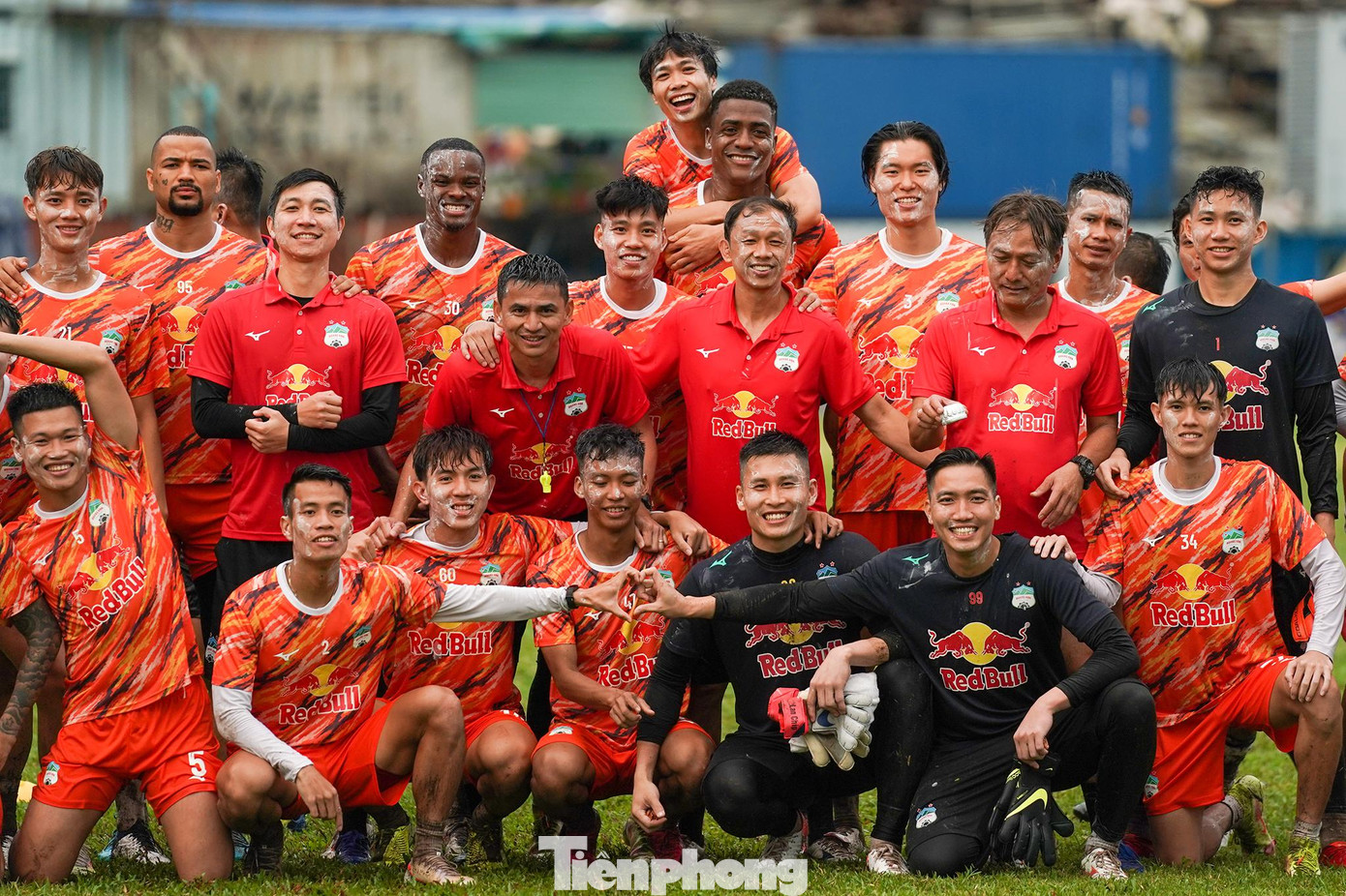 Không khí toàn đội khá thoải mái sau khi đón lễ té nước cùng HLV Kiatisuk.