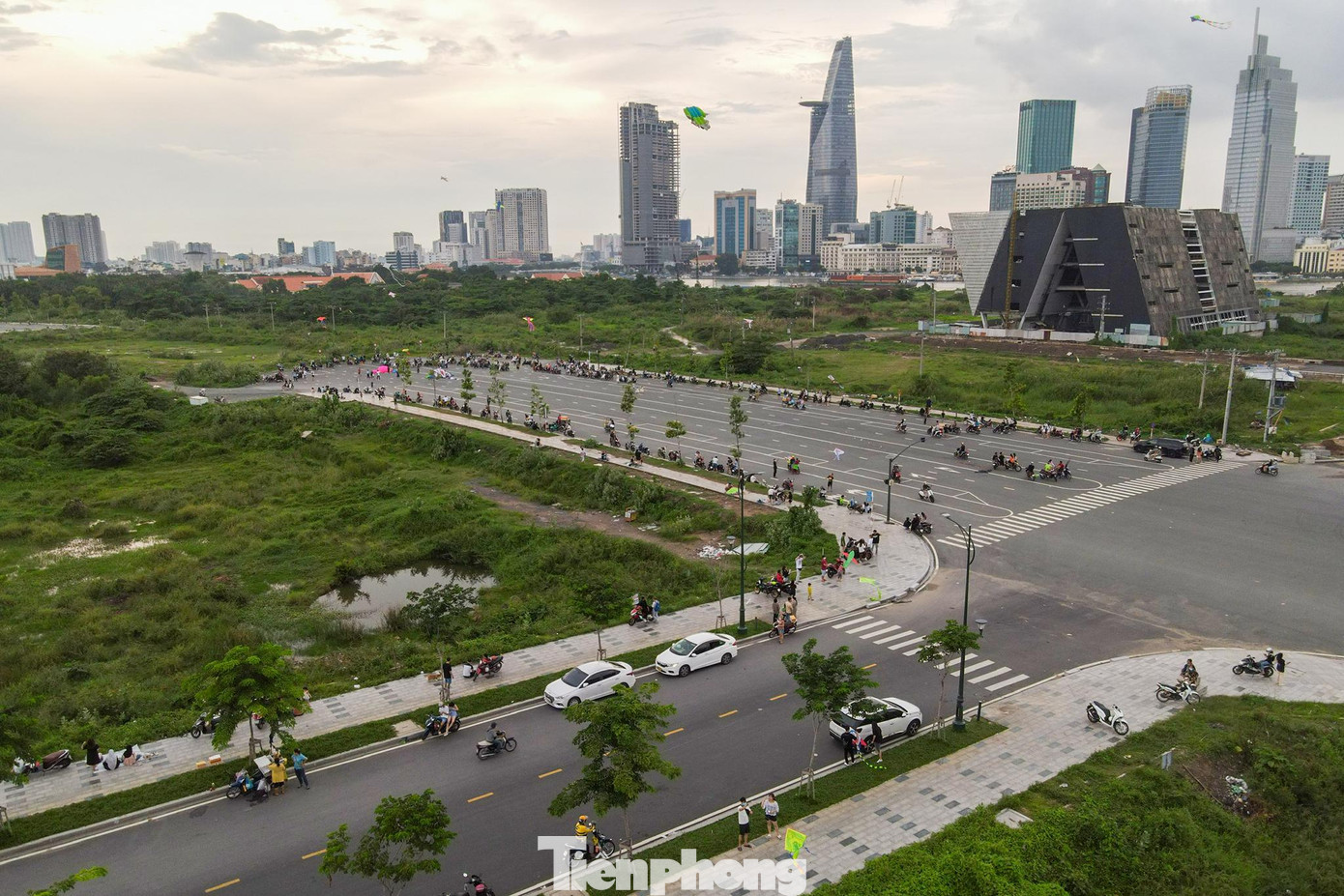 Khu vực đất trống thuộc khu đô thị Thủ Thiêm nằm cạnh sông Sài Gòn trở thành địa điểm thả diều của người dân thành phố. Khu vực đất trống thuộc khu đô thị Thủ Thiêm nằm cạnh sông Sài Gòn trở thành địa điểm thả diều của người dân thành phố.
