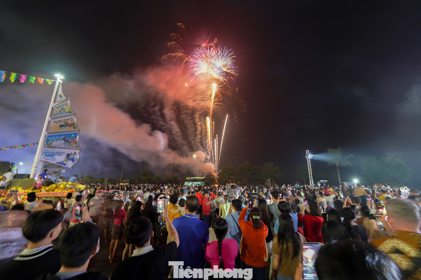 Đúng 21h, loạt pháo hoa điểm những phát bắn đầu tiên.