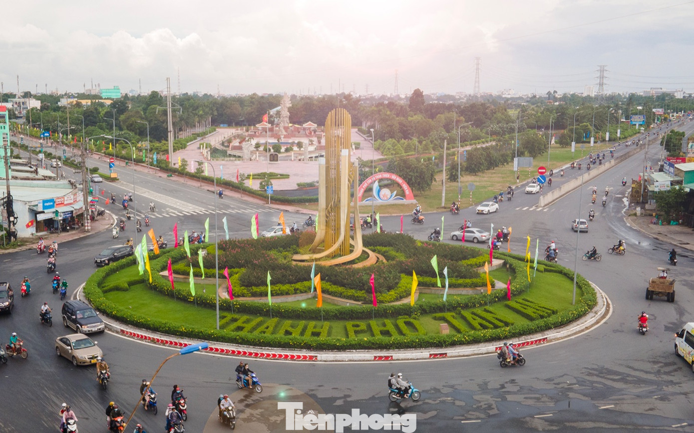 Cũng theo Giám đốc Sở GTVT, năm 2024, Long An quyết tâm kéo giảm cả 3 tiêu chí về số vụ, số người chết và số người bị thương do TNGT. Cũng theo Giám đốc Sở GTVT, năm 2024, Long An quyết tâm kéo giảm cả 3 tiêu chí về số vụ, số người chết và số người bị thương do TNGT.