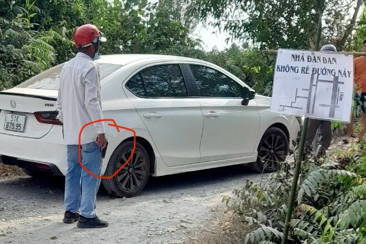 Ông Thành cầm công cụ hỗ trợ súng bắn đạn cao su RG88 bắn chỉ thiên giải tán đám đông. Ông Thành cầm công cụ hỗ trợ súng bắn đạn cao su RG88 bắn chỉ thiên giải tán đám đông.