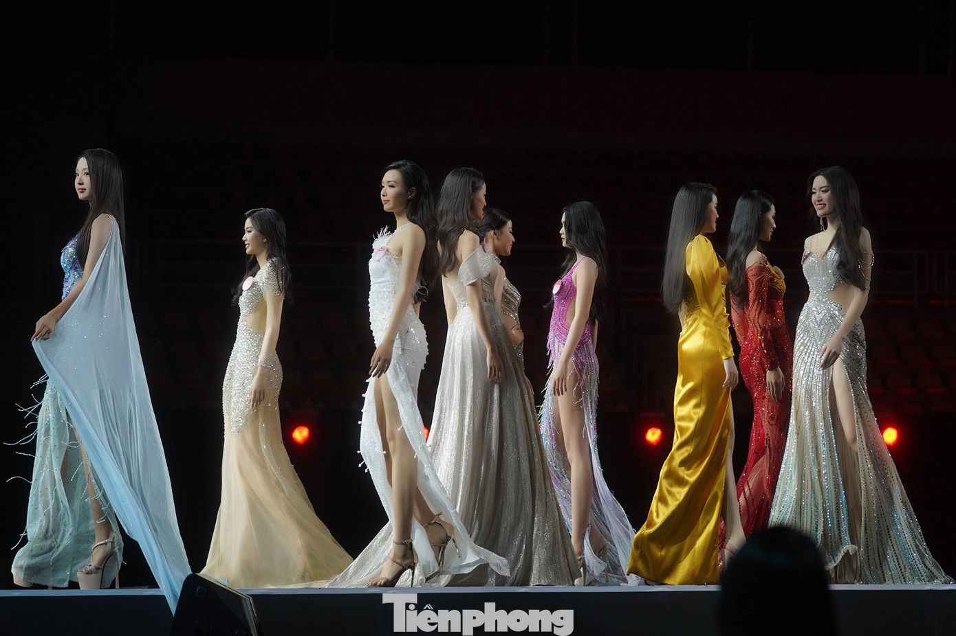 Người đẹp Giáng My (áo xanh) nổi bật trong buổi tổng duyệt chung kết Hoa hậu Việt Nam 2022.
