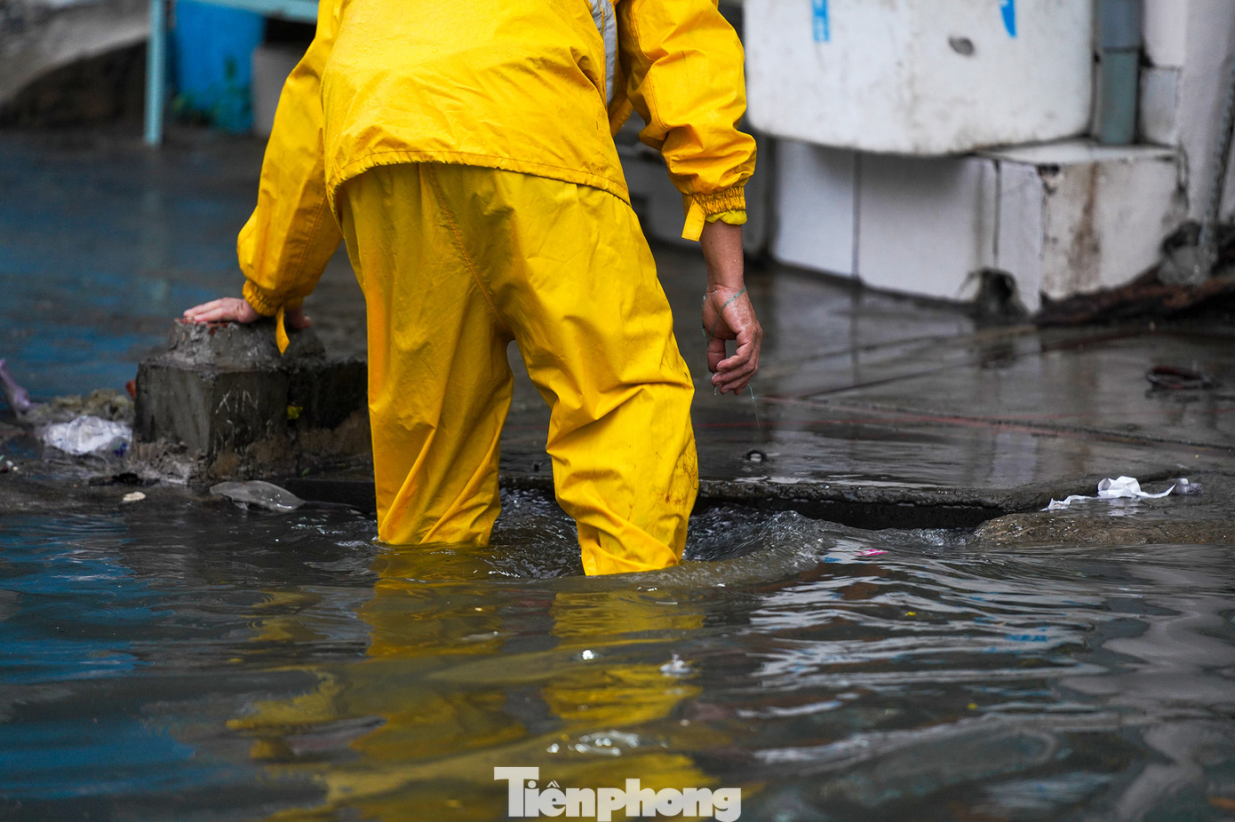 Đơn vị thoát nước TP Thủ Đức tổ chức dọn rác, khơi thông cống rãnh để nhanh thoát nước. Đơn vị thoát nước TP Thủ Đức tổ chức dọn rác, khơi thông cống rãnh để nhanh thoát nước.