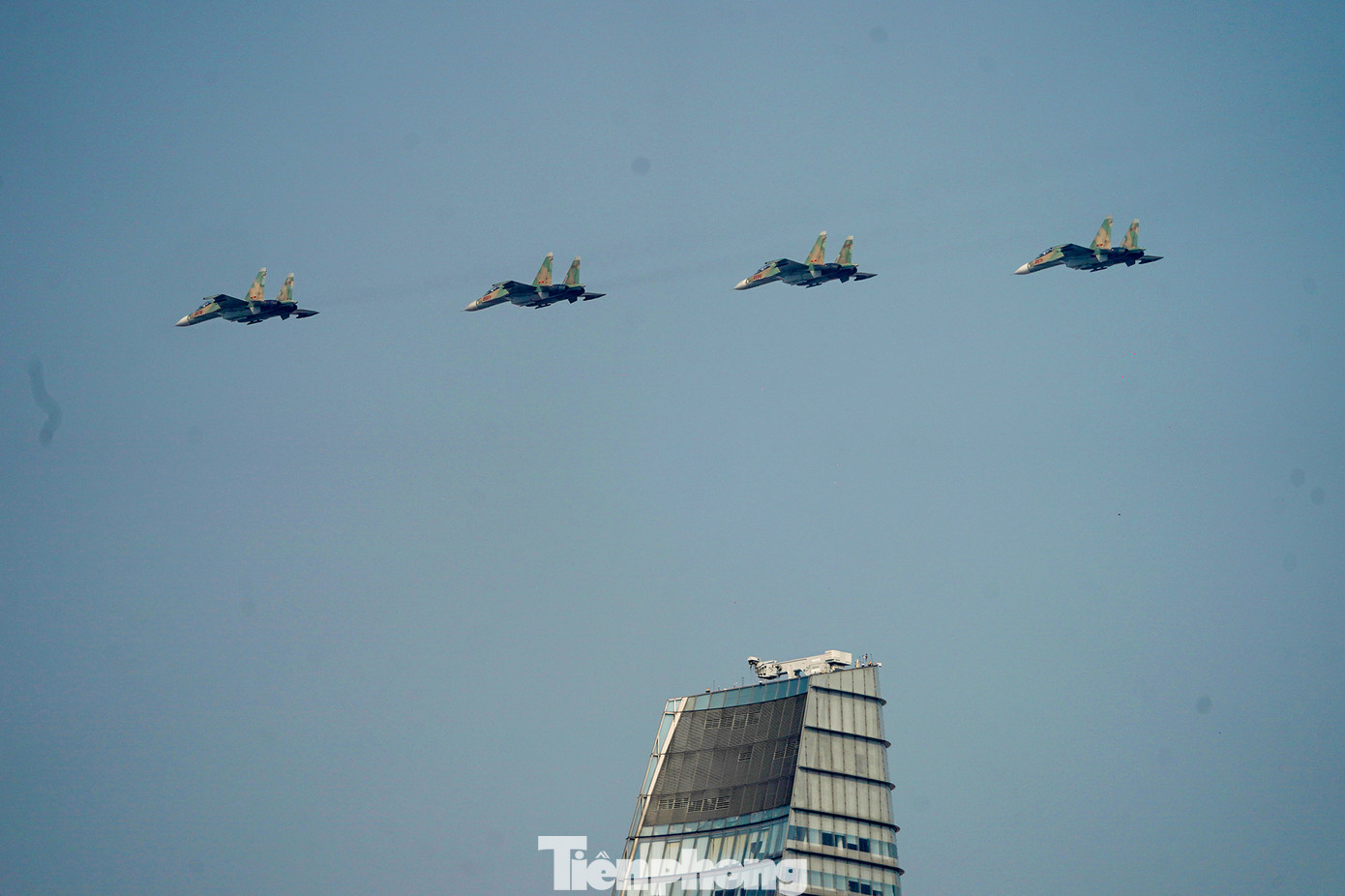 Phi đội tiêm kích không chỉ bay qua những khu vực nổi bật của TPHCM như toà nhà Bitexco, cầu Sài Gòn, mà còn thực hiện các động tác uốn lượn, bay với tốc độ cao, mang đến cho người dân những hình ảnh vô cùng ấn tượng. Phi đội tiêm kích không chỉ bay qua những khu vực nổi bật của TPHCM như toà nhà Bitexco, cầu Sài Gòn, mà còn thực hiện các động tác uốn lượn, bay với tốc độ cao, mang đến cho người dân những hình ảnh vô cùng ấn tượng.