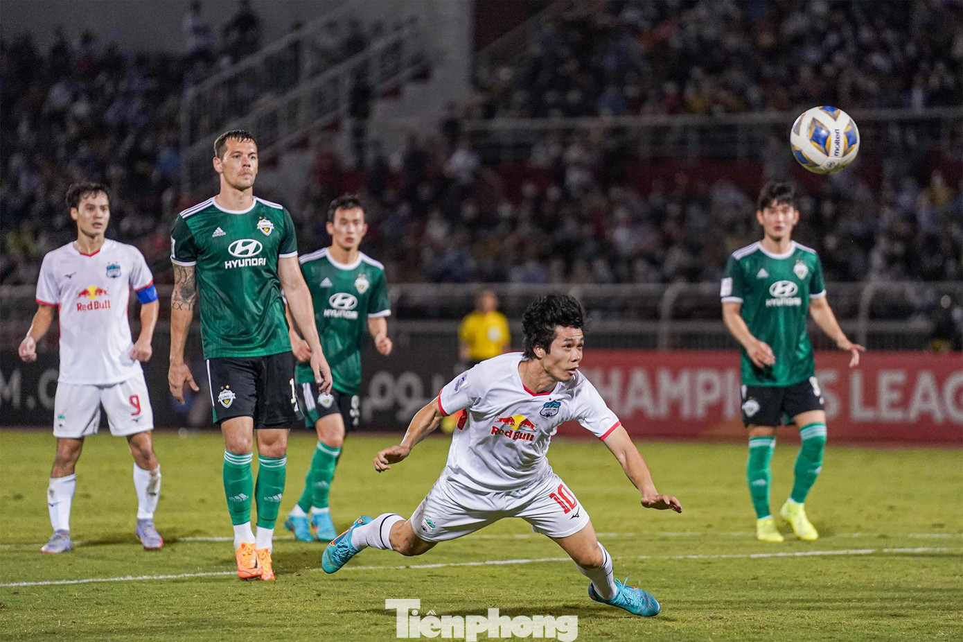 Công Phượng không ít lần đe doạ khung thành Jeonbuk trong trận lượt đi. Công Phượng không ít lần đe doạ khung thành Jeonbuk trong trận lượt đi.