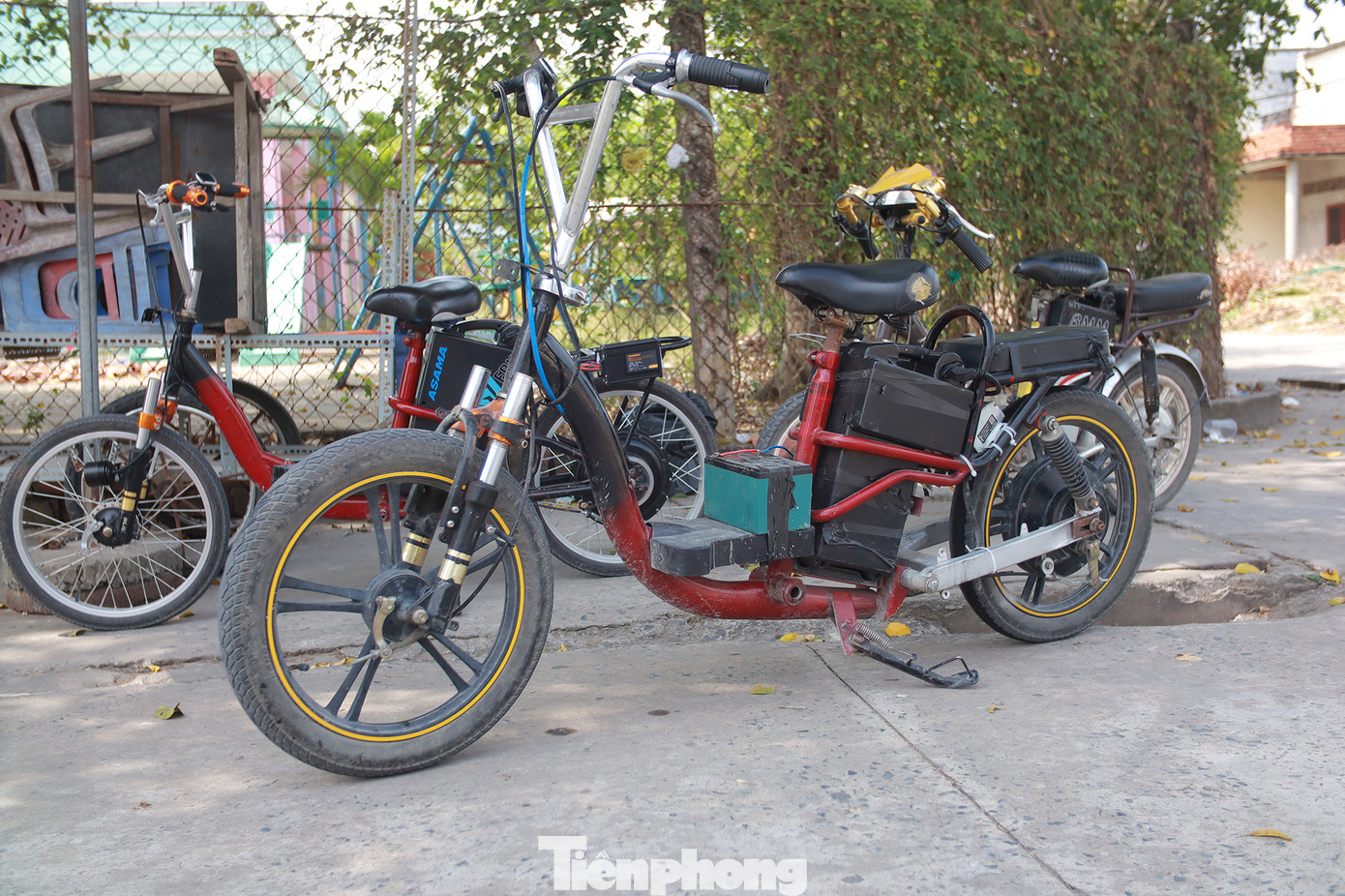 Một xe đạp điện được độ thêm phần bình, tháo hết các trang bị cần thiết.