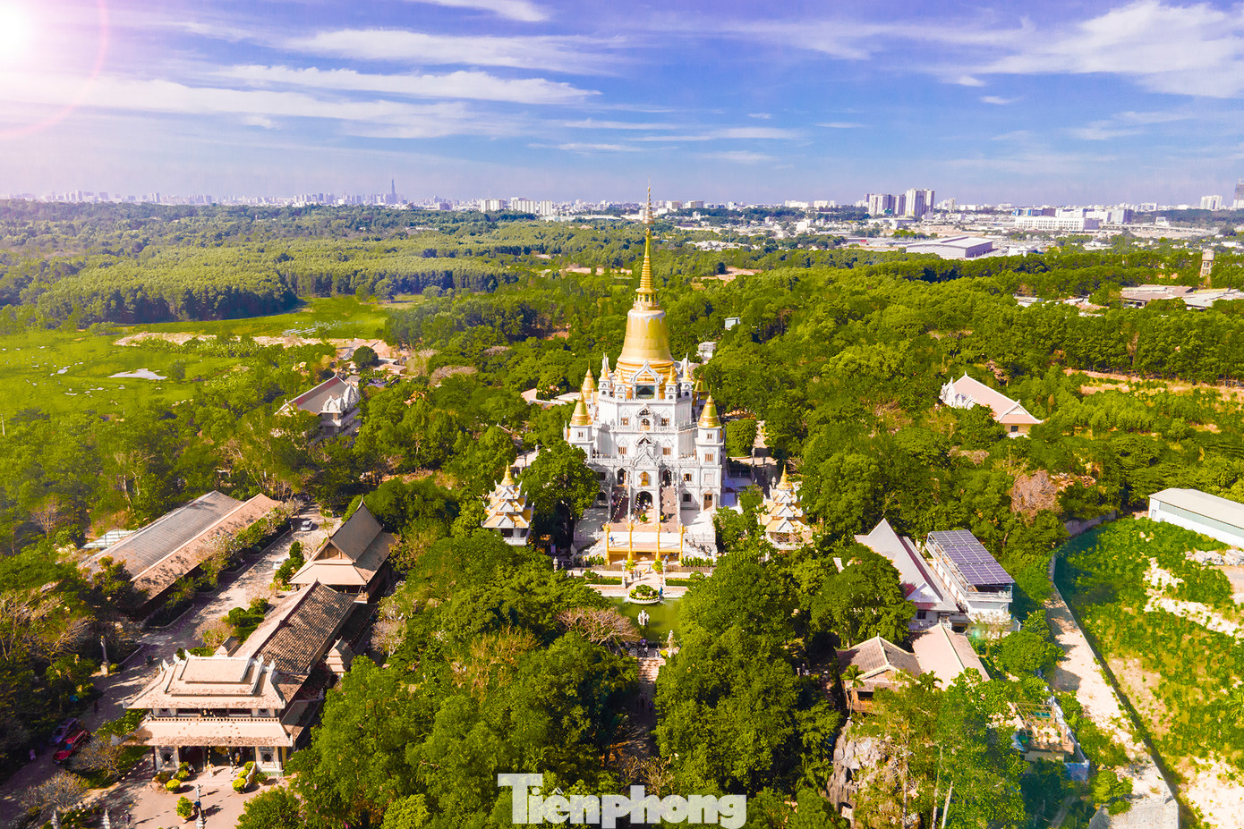 Chùa Bửu Long tọa lạc trên một ngọn đồi phía Tây tả ngạn sông Đồng Nai.