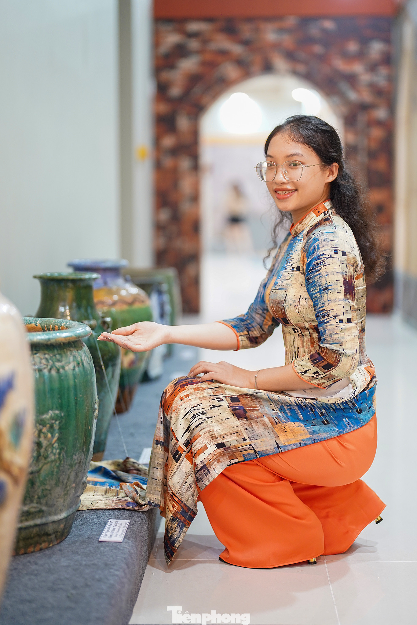 Thuyết minh viên Nguyễn Hà Thanh Trúc bị cuốn hút bởi nét đẹp của gốm Bình Dương.