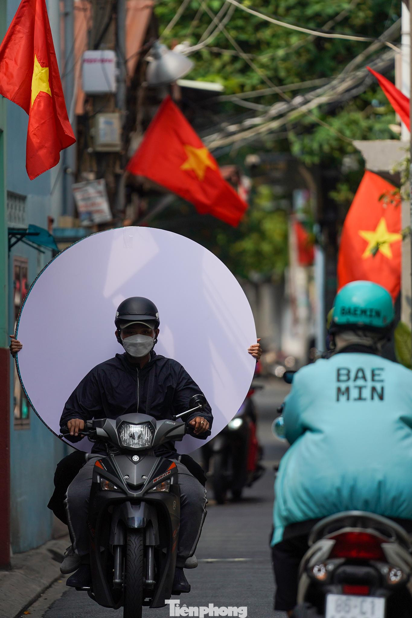 Một con hẻm trên đường Cầm Bá Thước, quận Phú Nhuận cũng rợp bóng cờ.