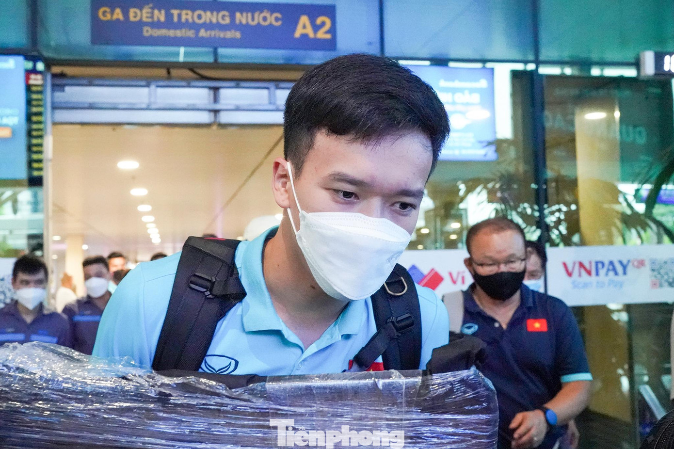 Về Hoàng Đức, hợp đồng với Viettel còn 3 năm, HLV Park đã gợi ý rằng Viettel nên “nới” hợp đồng để tạo điều kiện cho anh ra nước ngoài. Về Hoàng Đức, hợp đồng với Viettel còn 3 năm, HLV Park đã gợi ý rằng Viettel nên “nới” hợp đồng để tạo điều kiện cho anh ra nước ngoài.