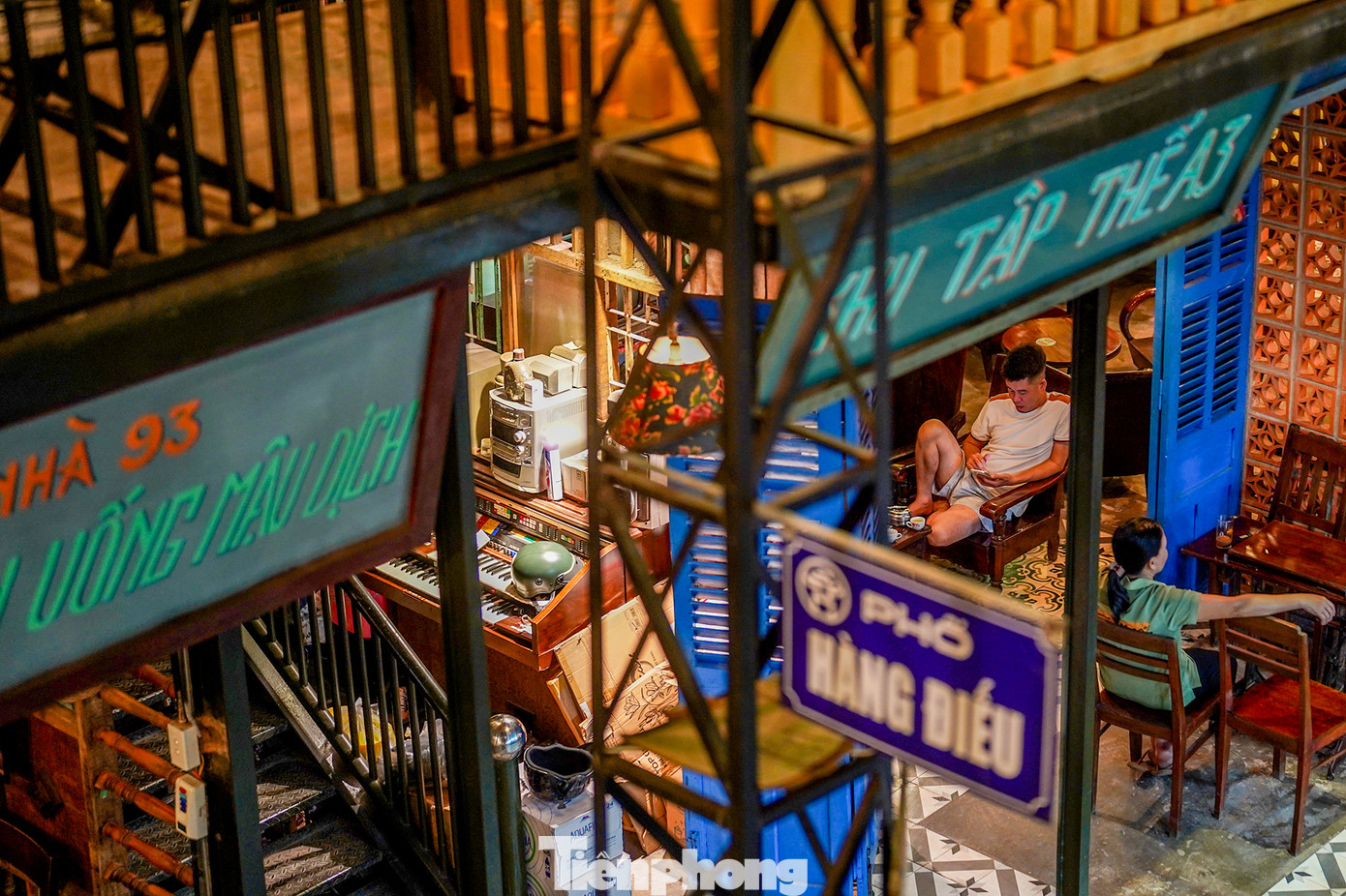 Nơi đây, giữa ồn ào xô bồ phố thị, một quán cà phê nhỏ mang tên "Tem phiếu" đã thu hút những vị khách đủ mọi lứa tuổi.