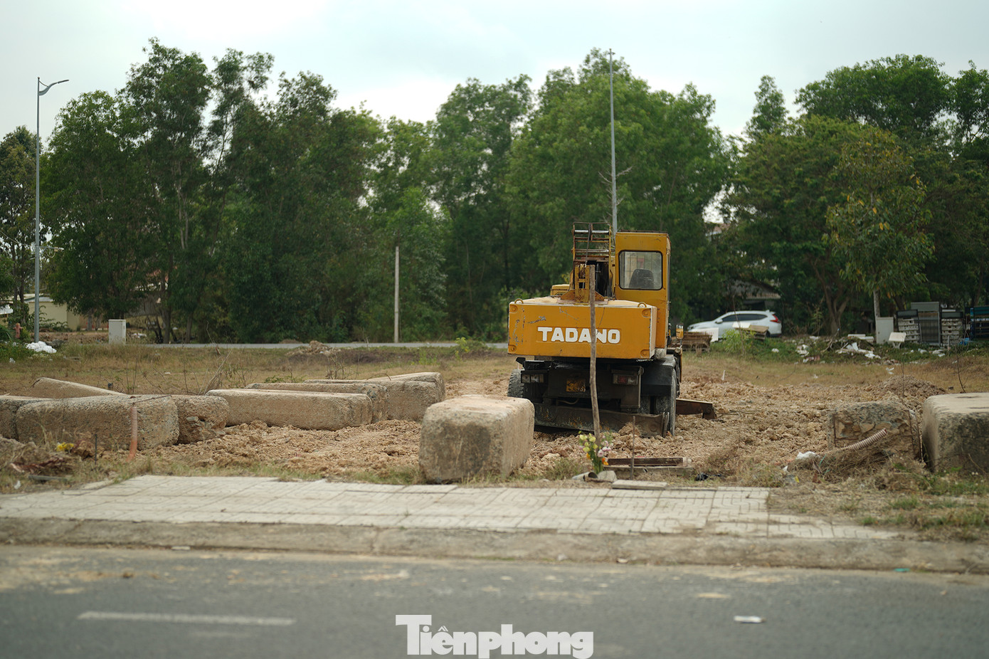 Một nền đất đang tập kết máy móc, chuẩn bị làm móng.