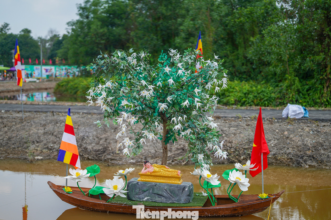 Tiểu cảnh nơi đức Phật nhập niết bàn được tái hiện. Theo các ghi chép, ngày Rằm tháng hai năm 544 TCN, Đức Phật Thích Ca đã nhập Niết bàn.