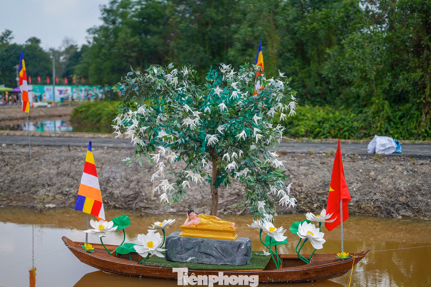 Tiểu cảnh nơi đức Phật nhập niết bàn được tái hiện. Theo các ghi chép, ngày Rằm tháng hai năm 544 TCN, Đức Phật Thích Ca đã nhập Niết bàn.