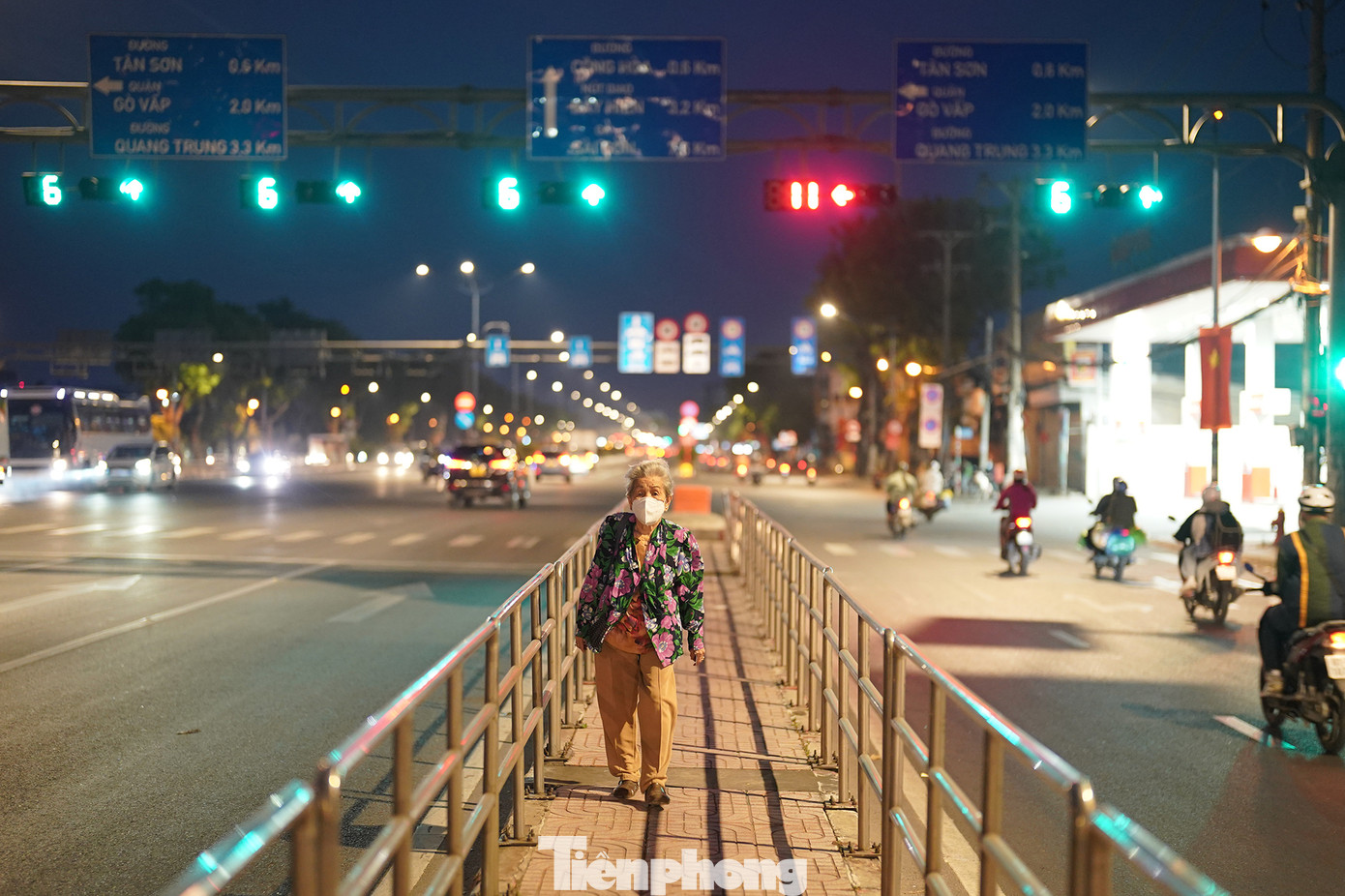 Ngày đầu năm mới 2023, TPHCM se lạnh và xuất hiện sương mù. Trong ảnh, một bà cụ đang hướng ra trạm xe buýt ở ngã ba Tân Sơn để đón xe vào trung tâm thành phố.