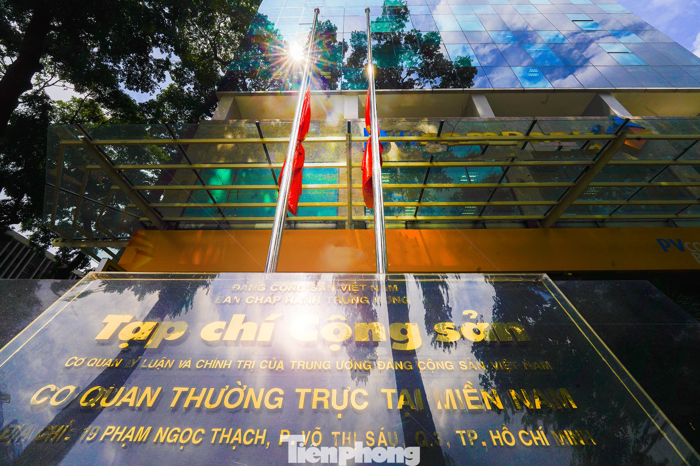 Quốc kỳ và cờ Đảng gắn băng tang trước trụ sở Tạp chí Cộng sản, cơ quan thường trực tại miền Nam. Tạp chí Cộng sản là nơi TBT Nguyễn Phú Trọng có quãng thời gian công tác dài trước khi trở thành Tổng Bí thư Ban Chấp hành Trung ương Đảng Cộng sản Việt Nam.