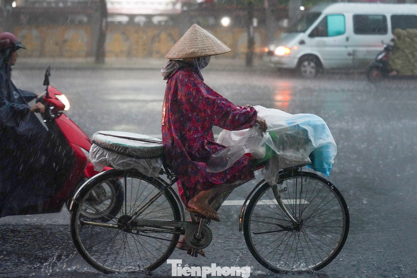 Cơ quan khí tượng dự báo thời tiết TPHCM trong ngày 1/6 có nắng gián đoạn vào buổi sáng, mưa xuất hiện sau 13 giờ, xảy ra diện rộng trong chiều, có nơi mưa vừa, mưa to. (Ảnh minh họa: Phạm Nguyễn)