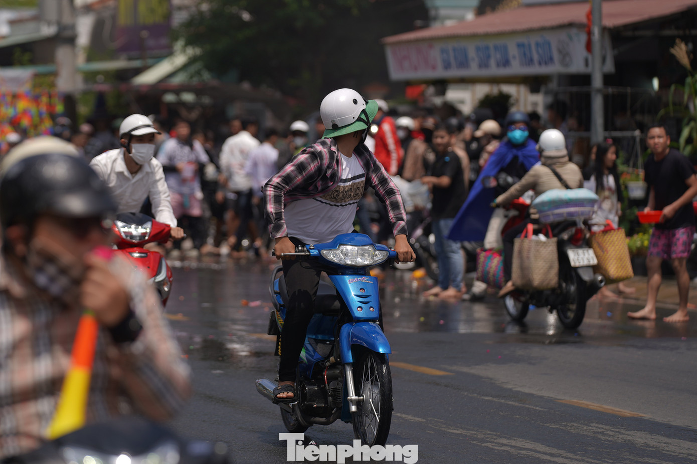 Sau phần tạt nước là phần ném bột mì. Do người tham gia rước lễ quá đông nên lực lượng chức năng địa phương rất vất vả trong điều phối giao thông đi lại.