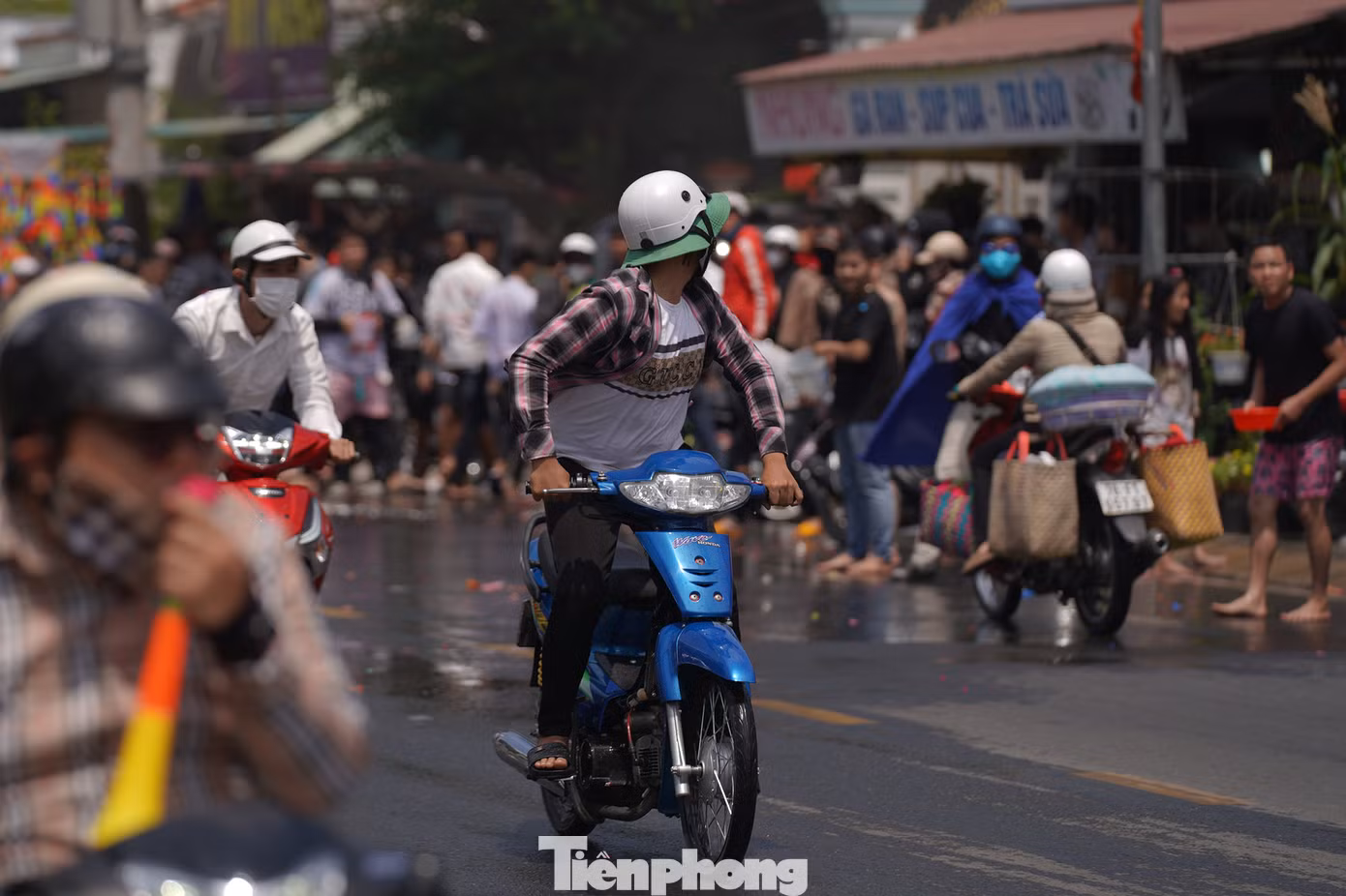 Sau phần tạt nước là phần ném bột mì. Do người tham gia rước lễ quá đông nên lực lượng chức năng địa phương rất vất vả trong điều phối giao thông đi lại.