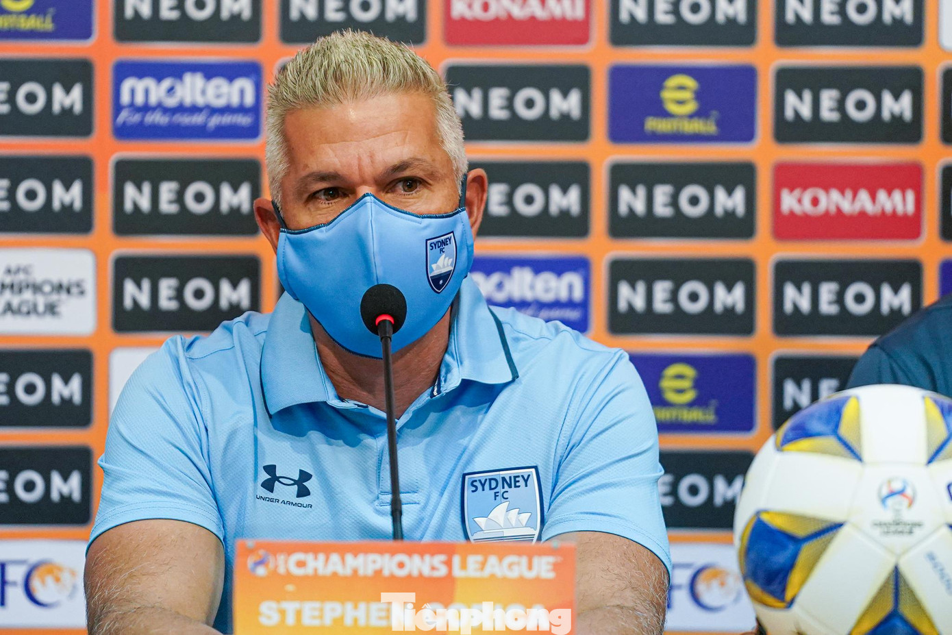 Ông Stephen Corica, HLV đội Sydney.