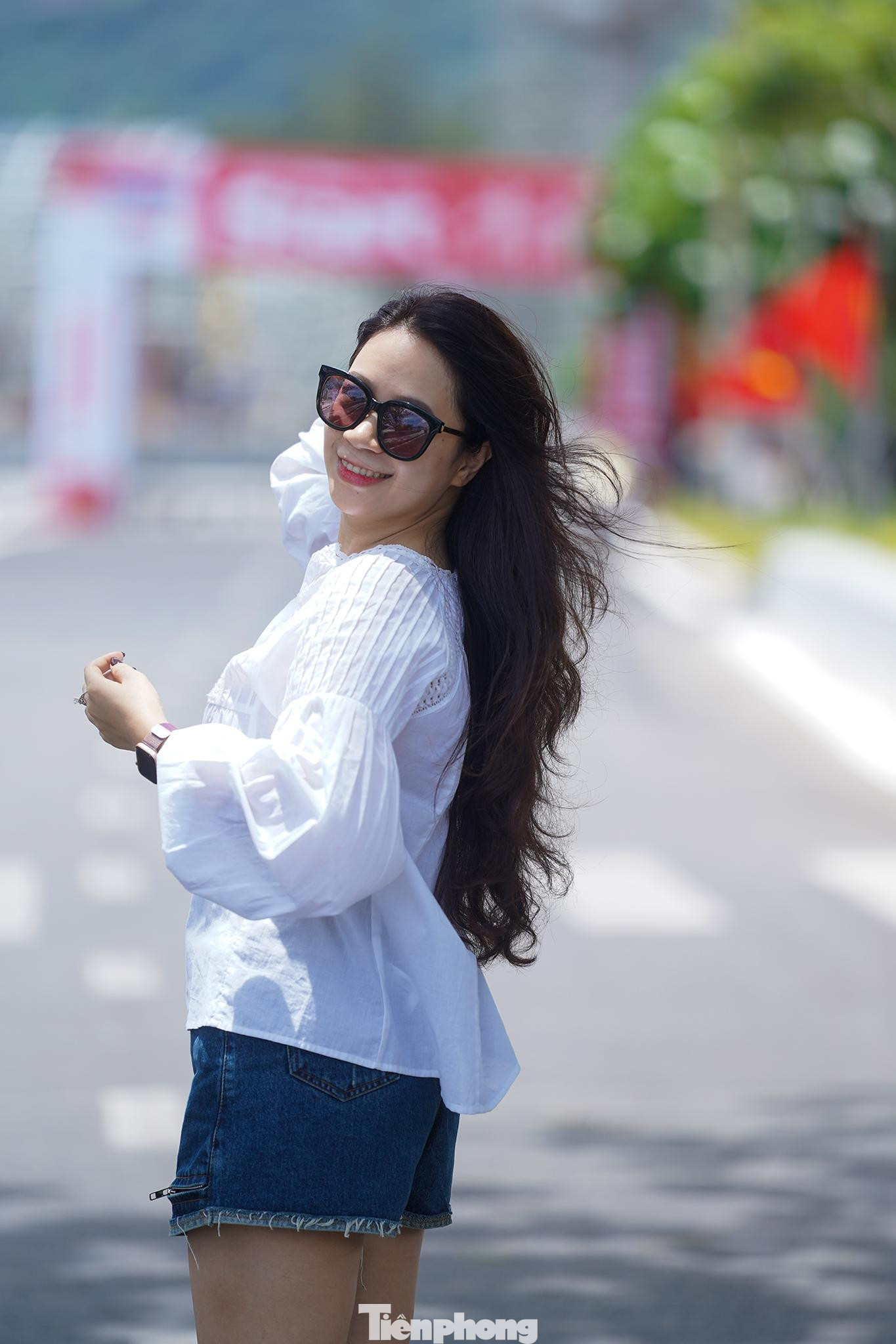 "Lần thứ tư mình đến với Côn Đảo rồi nhưng lần này mình khá ấn tượng khi đảo có giải chạy việt dã tầm quốc gia. Men theo dãy cờ thì đến khu vực xuất phát của giải. Côn Đảo đã nên thơ, nay có thêm hàng cờ này thì thêm phần ấn tượng", chị Linh chia sẻ. "Lần thứ tư mình đến với Côn Đảo rồi nhưng lần này mình khá ấn tượng khi đảo có giải chạy việt dã tầm quốc gia. Men theo dãy cờ thì đến khu vực xuất phát của giải. Côn Đảo đã nên thơ, nay có thêm hàng cờ này thì thêm phần ấn tượng", chị Linh chia sẻ.